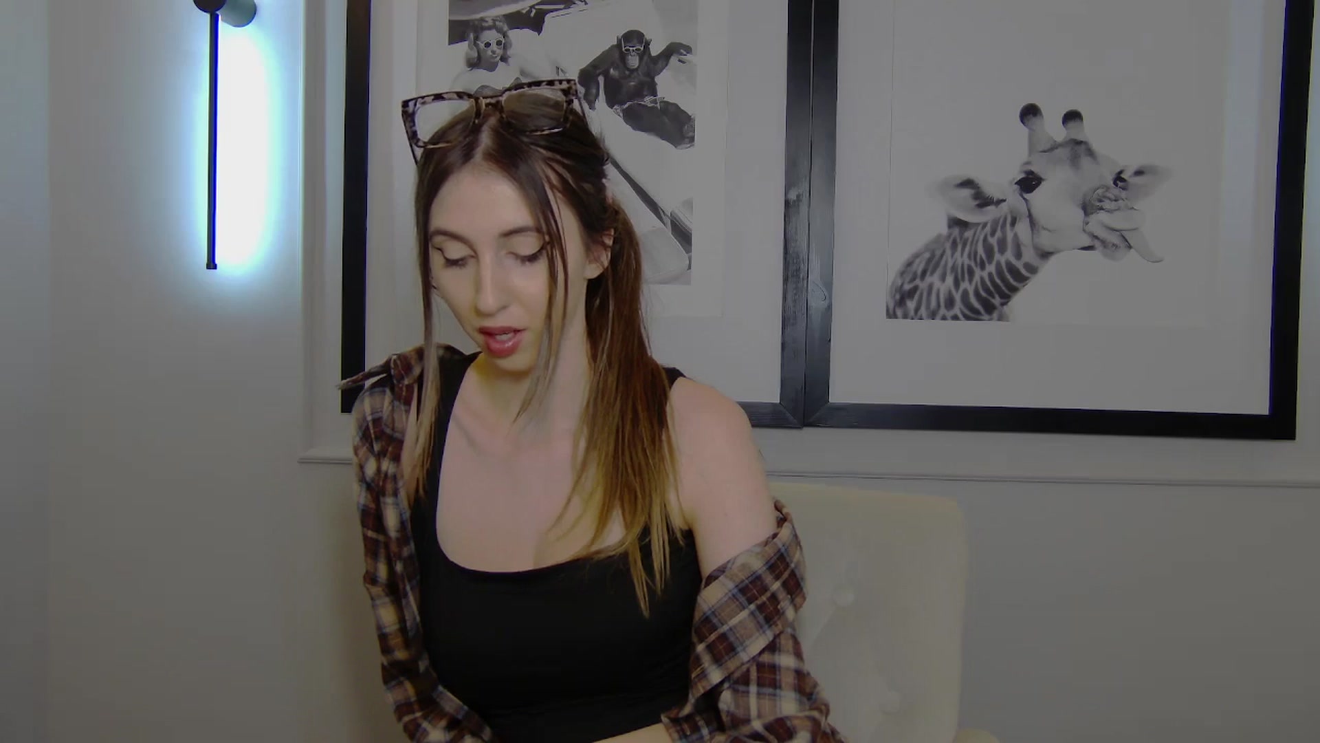 Gallery image thumbnail from Artemiss's myfreecams stream on, 04/10/2025, 22:15 image 14 of 20