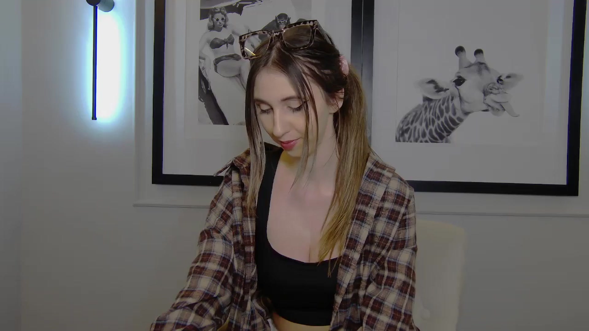 Gallery image thumbnail from Artemiss's myfreecams stream on, 04/10/2025, 22:15 image 13 of 20