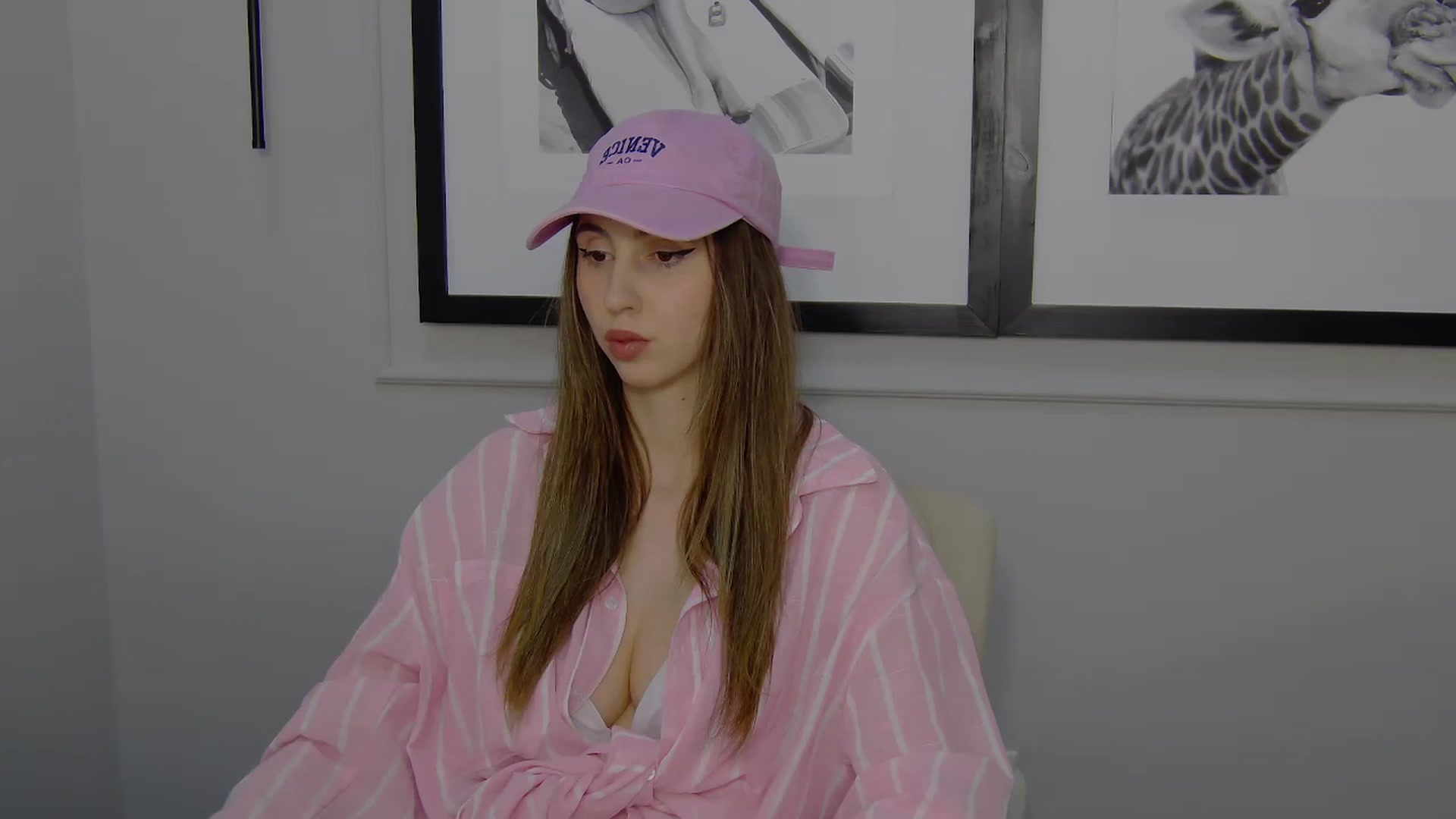 Gallery image thumbnail from Artemiss's myfreecams stream on, 04/15/2025, 18:32 image 13 of 20
