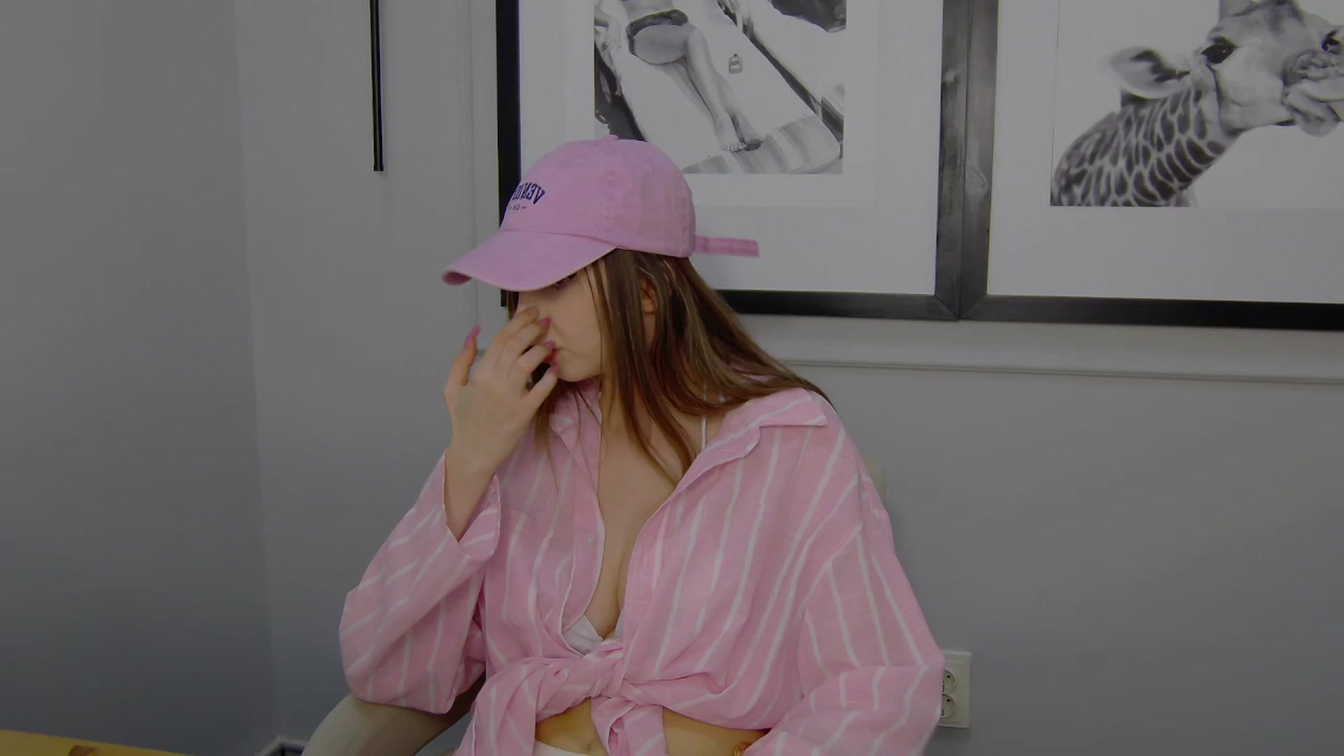 Gallery image thumbnail from Artemiss's myfreecams stream on, 04/15/2025, 18:32 image 4 of 20