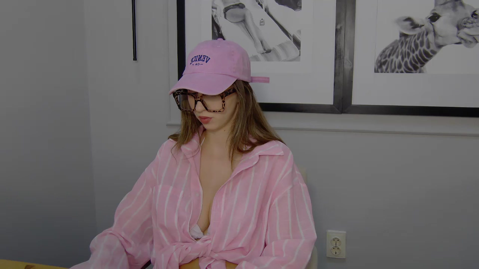 Gallery image thumbnail from Artemiss's myfreecams stream on, 04/15/2025, 18:32 image 2 of 20
