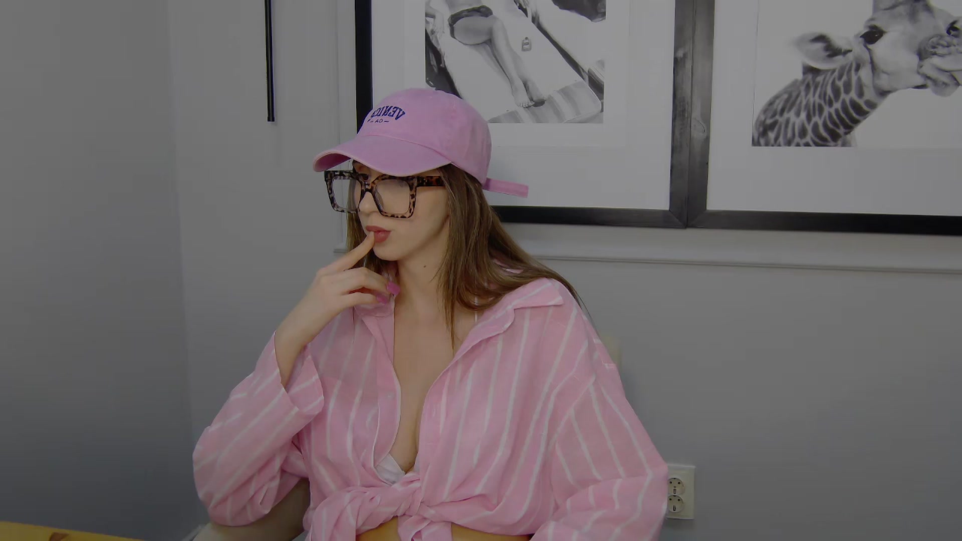 Gallery image thumbnail from Artemiss's myfreecams stream on, 04/15/2025, 18:32 image 3 of 20