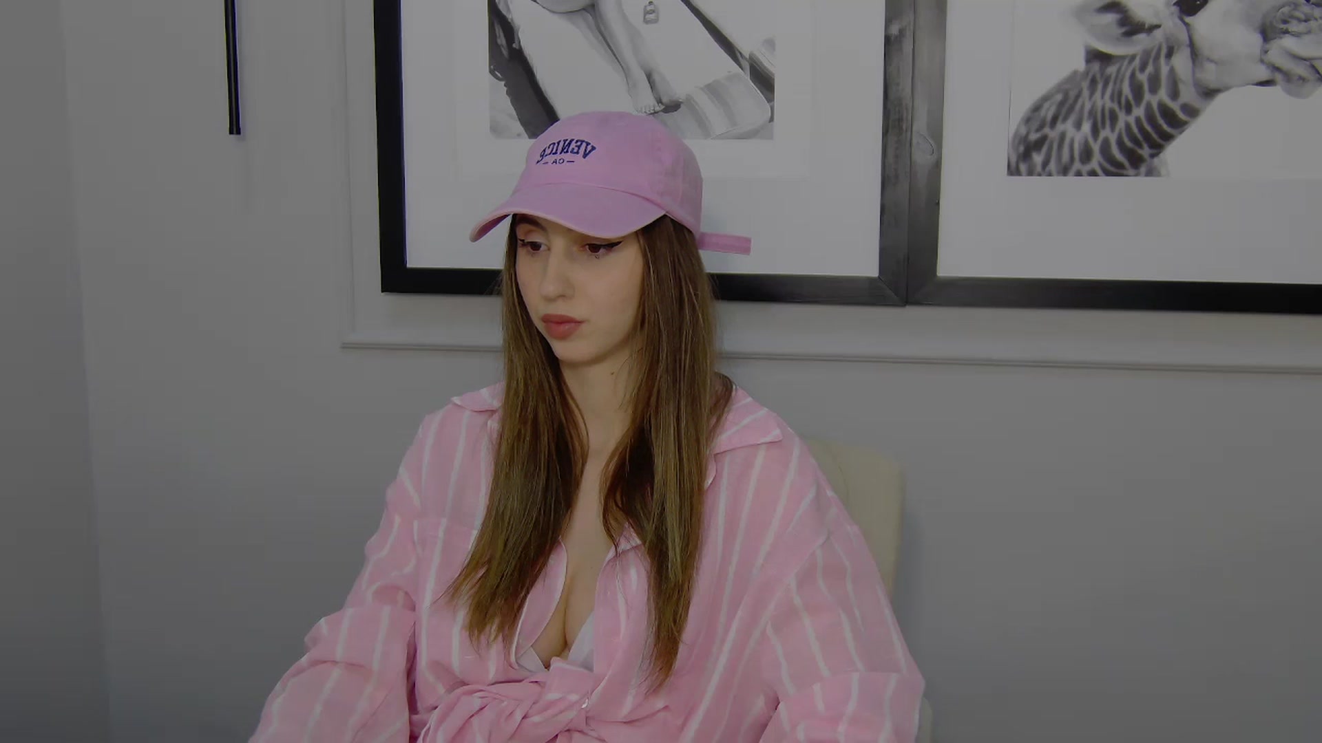 Gallery image thumbnail from Artemiss's myfreecams stream on, 04/15/2025, 18:32 image 15 of 20