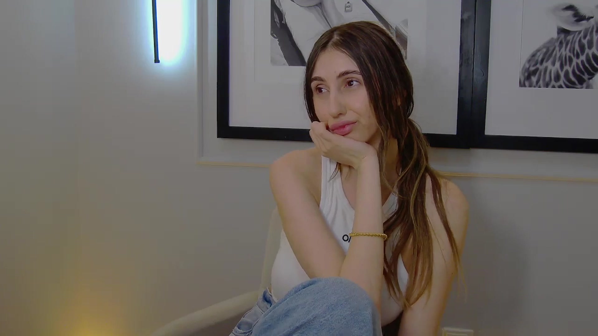 Gallery image thumbnail from Artemiss's myfreecams stream on, 04/28/2025, 19:19 image 16 of 20