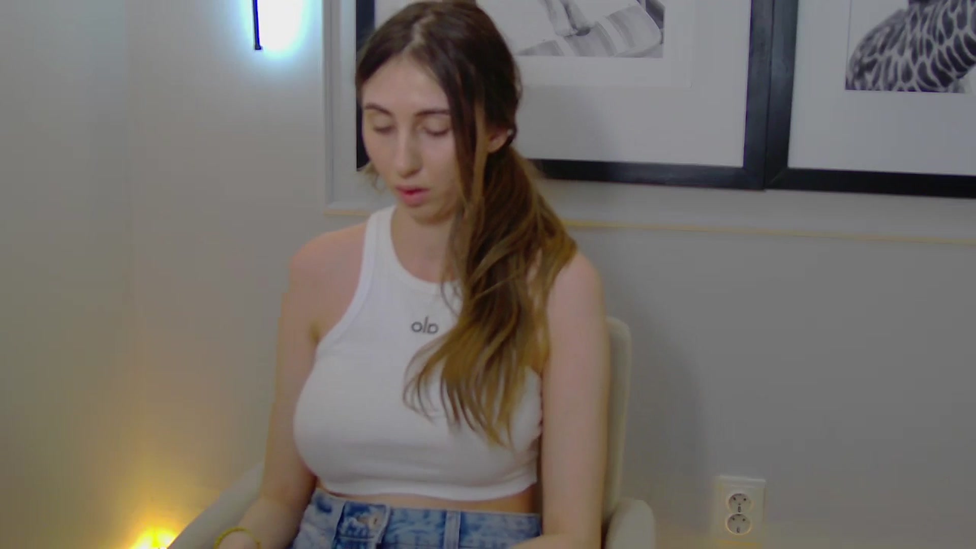 Gallery image thumbnail from Artemiss's myfreecams stream on, 04/28/2025, 20:32 image 16 of 20