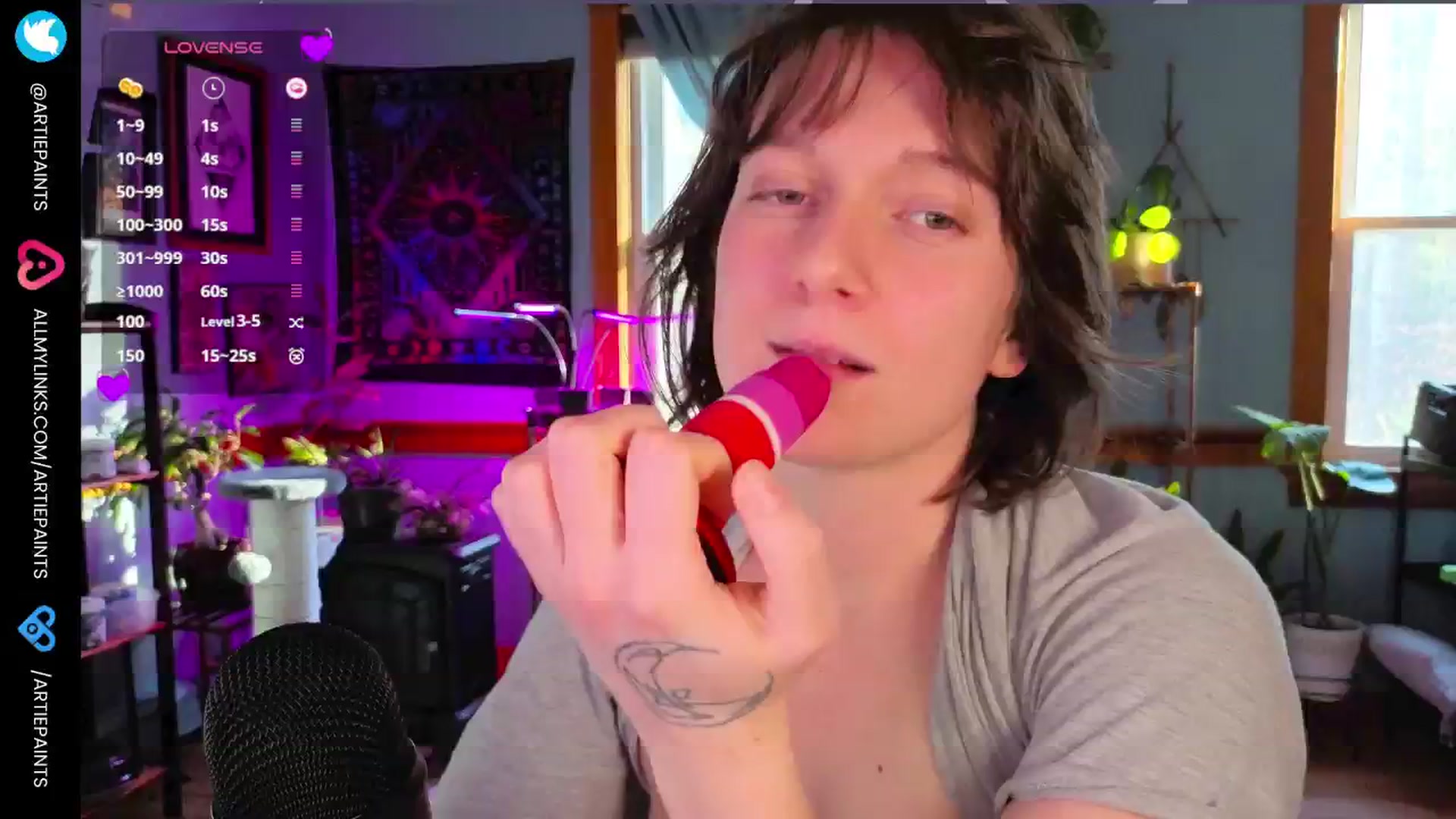 Gallery image thumbnail from ArtiePaints's myfreecams stream on, 11/15/2024, 19:55 image 11 of 20