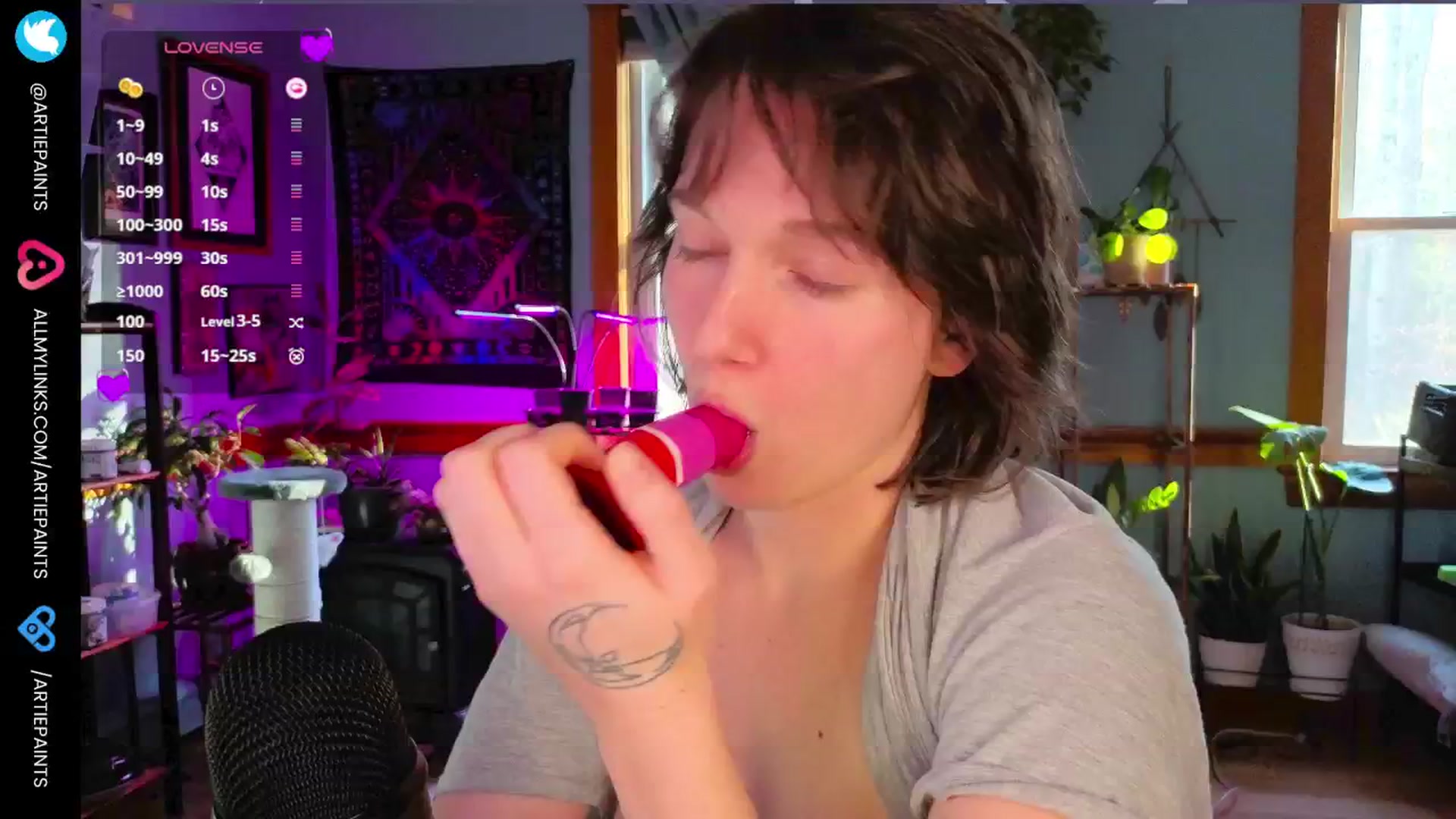 Gallery image thumbnail from ArtiePaints's myfreecams stream on, 11/15/2024, 19:55 image 10 of 20