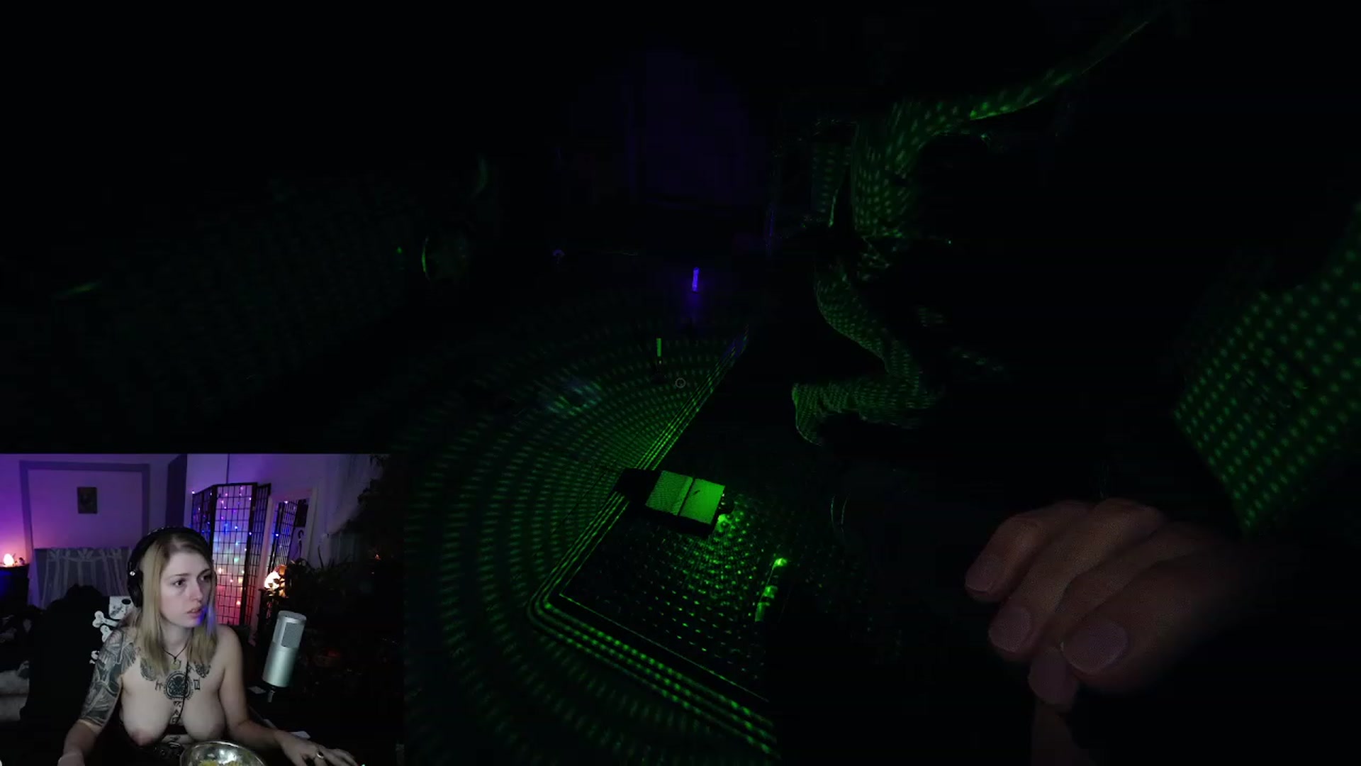 Gallery image thumbnail from Arwen_Datnoid's myfreecams stream on, 12/12/2022, 05:33 image 10 of 20
