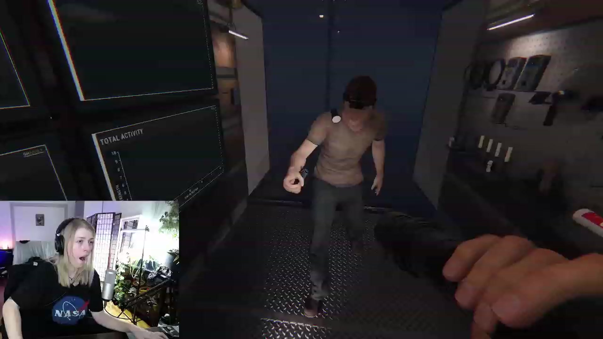 Gallery image thumbnail from Arwen_Datnoid's myfreecams stream on, 12/19/2022, 04:13 image 10 of 20