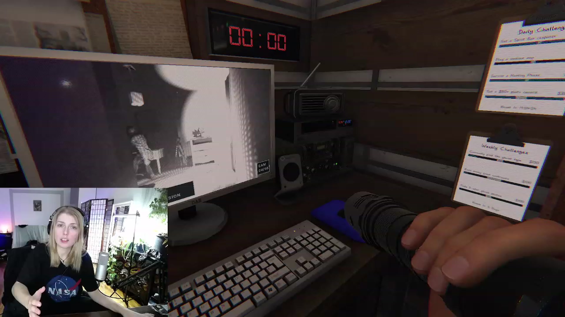 Gallery image thumbnail from Arwen_Datnoid's myfreecams stream on, 12/19/2022, 04:13 image 13 of 20