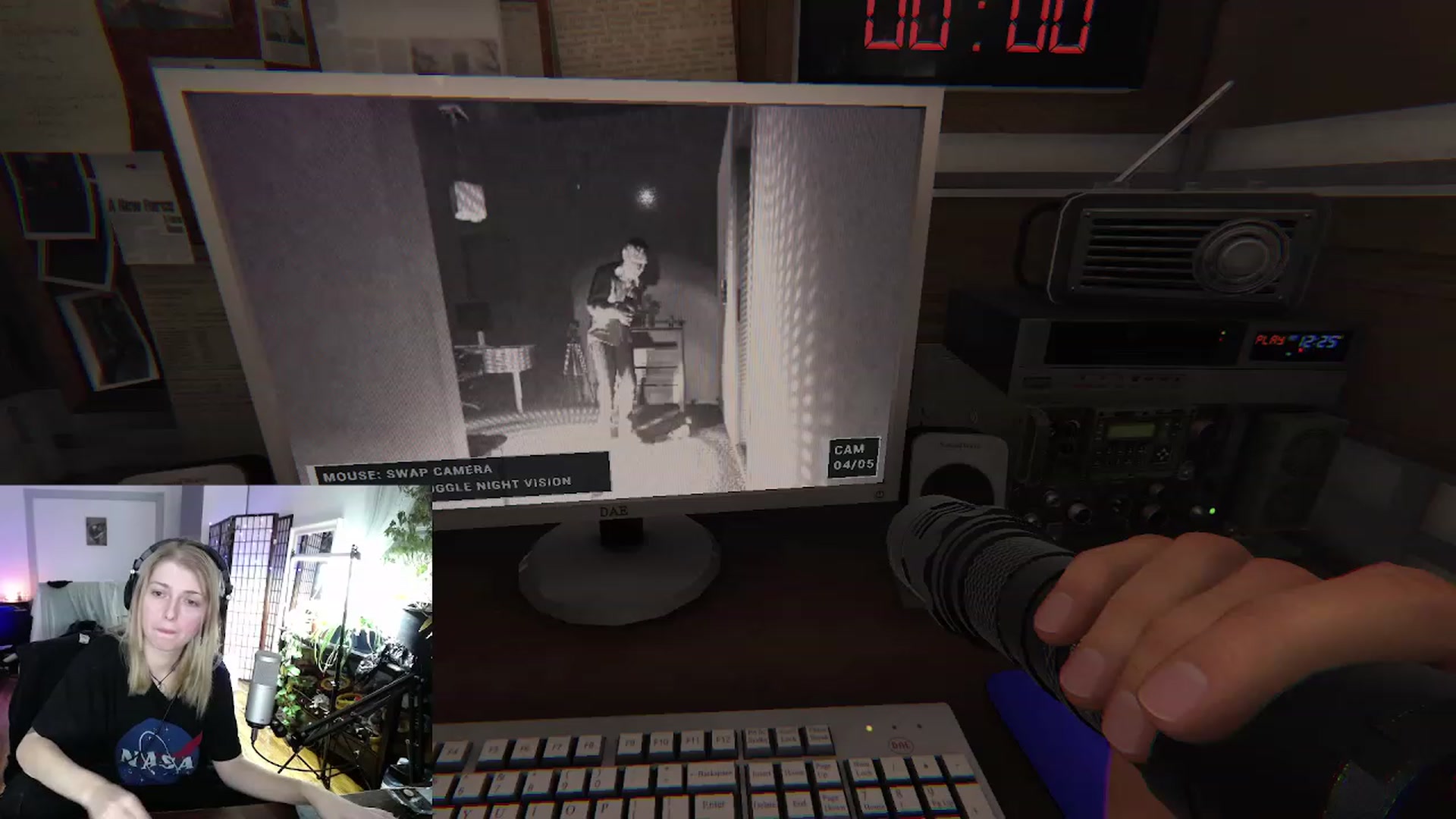 Gallery image thumbnail from Arwen_Datnoid's myfreecams stream on, 12/19/2022, 04:13 image 14 of 20