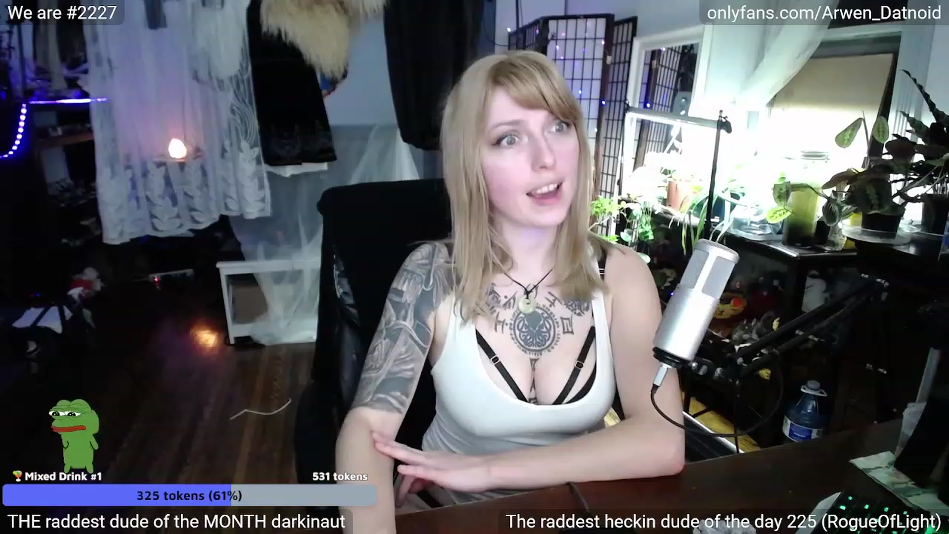 Gallery image thumbnail from Arwen_Datnoid's myfreecams stream on, 01/08/2023, 04:21 image 10 of 20