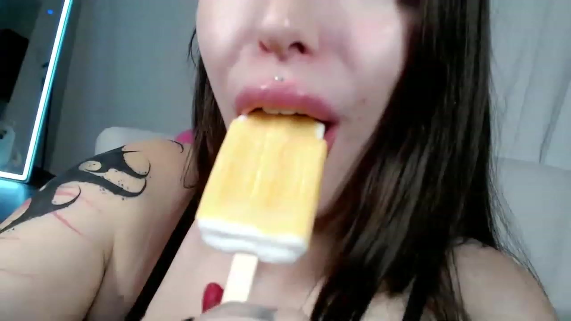 Gallery image thumbnail from AryaBella's myfreecams stream on, 12/18/2022, 08:43 image 3 of 20