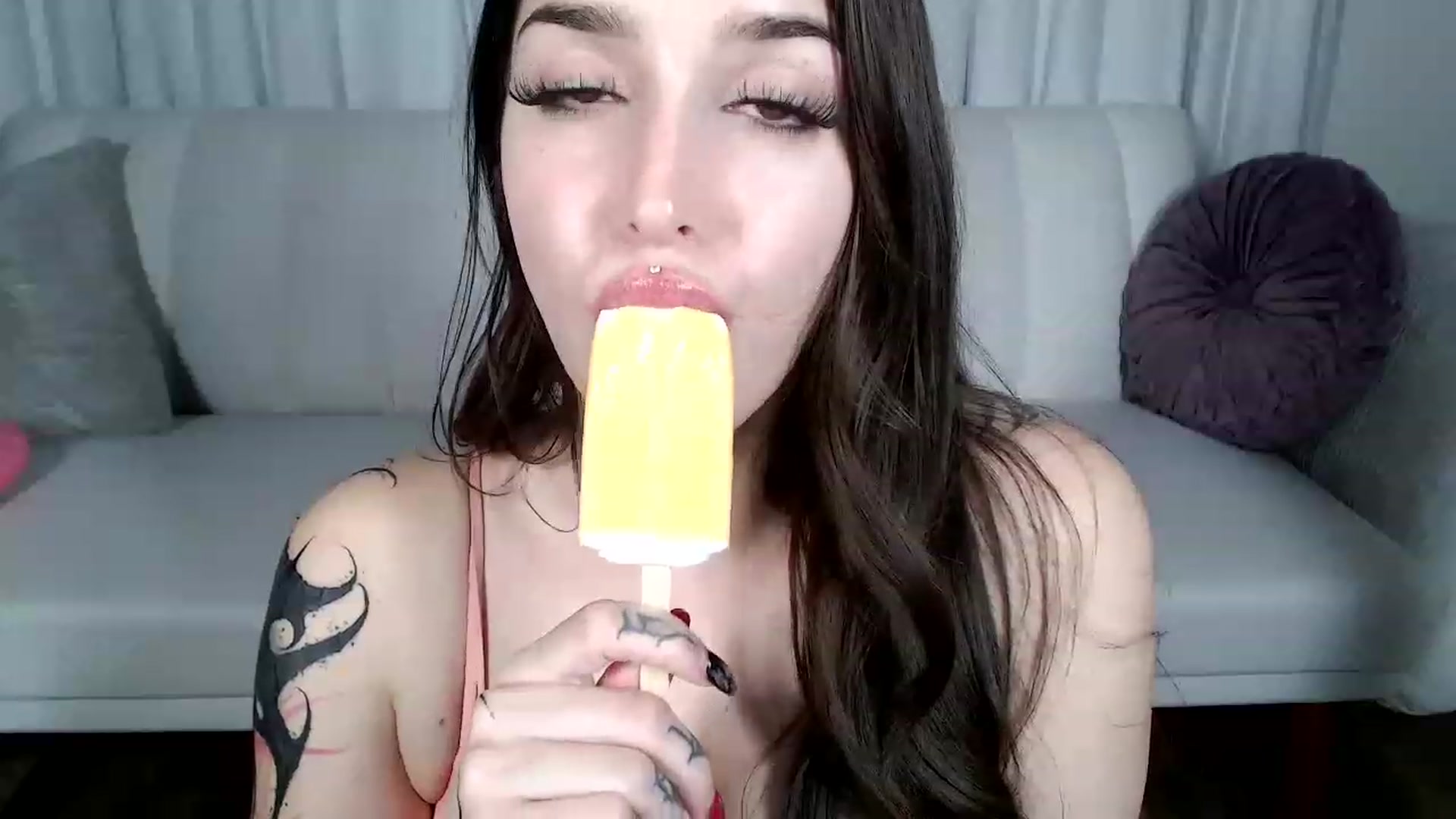 Gallery image thumbnail from AryaBella's myfreecams stream on, 12/20/2022, 02:58 image 19 of 20