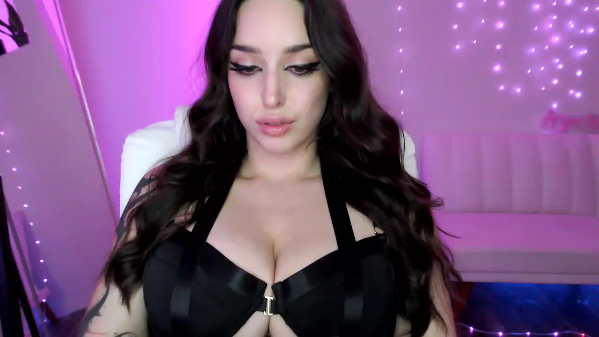 Gallery image thumbnail from AryaBella's myfreecams stream on, 04/16/2023, 05:45 image 14 of 20