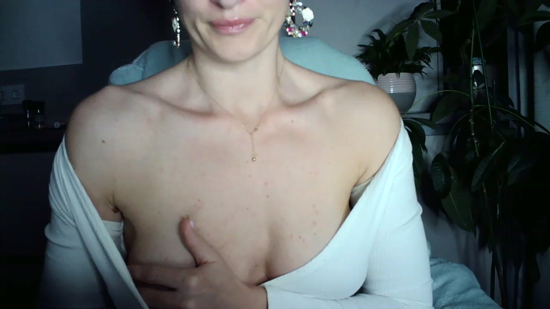 Gallery image thumbnail from AryaS's myfreecams stream on, 12/08/2022, 16:59 image 15 of 20