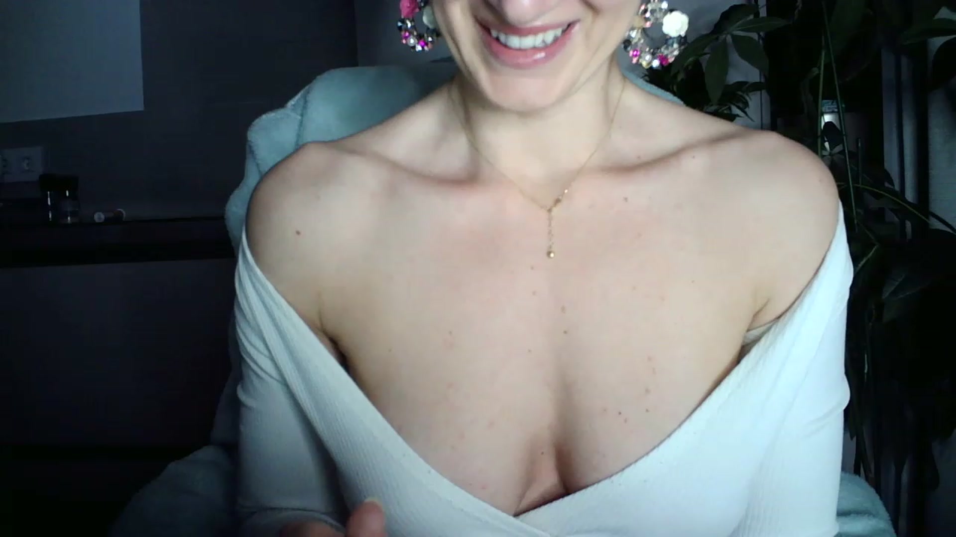 Gallery image thumbnail from AryaS's myfreecams stream on, 12/08/2022, 16:59 image 19 of 20