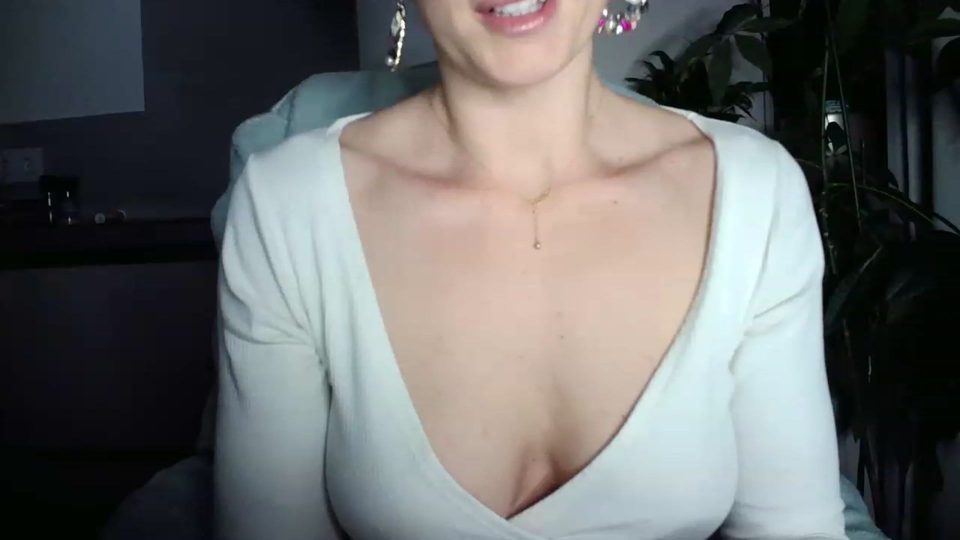 Gallery image thumbnail from AryaS's myfreecams stream on, 12/08/2022, 17:35 image 2 of 20