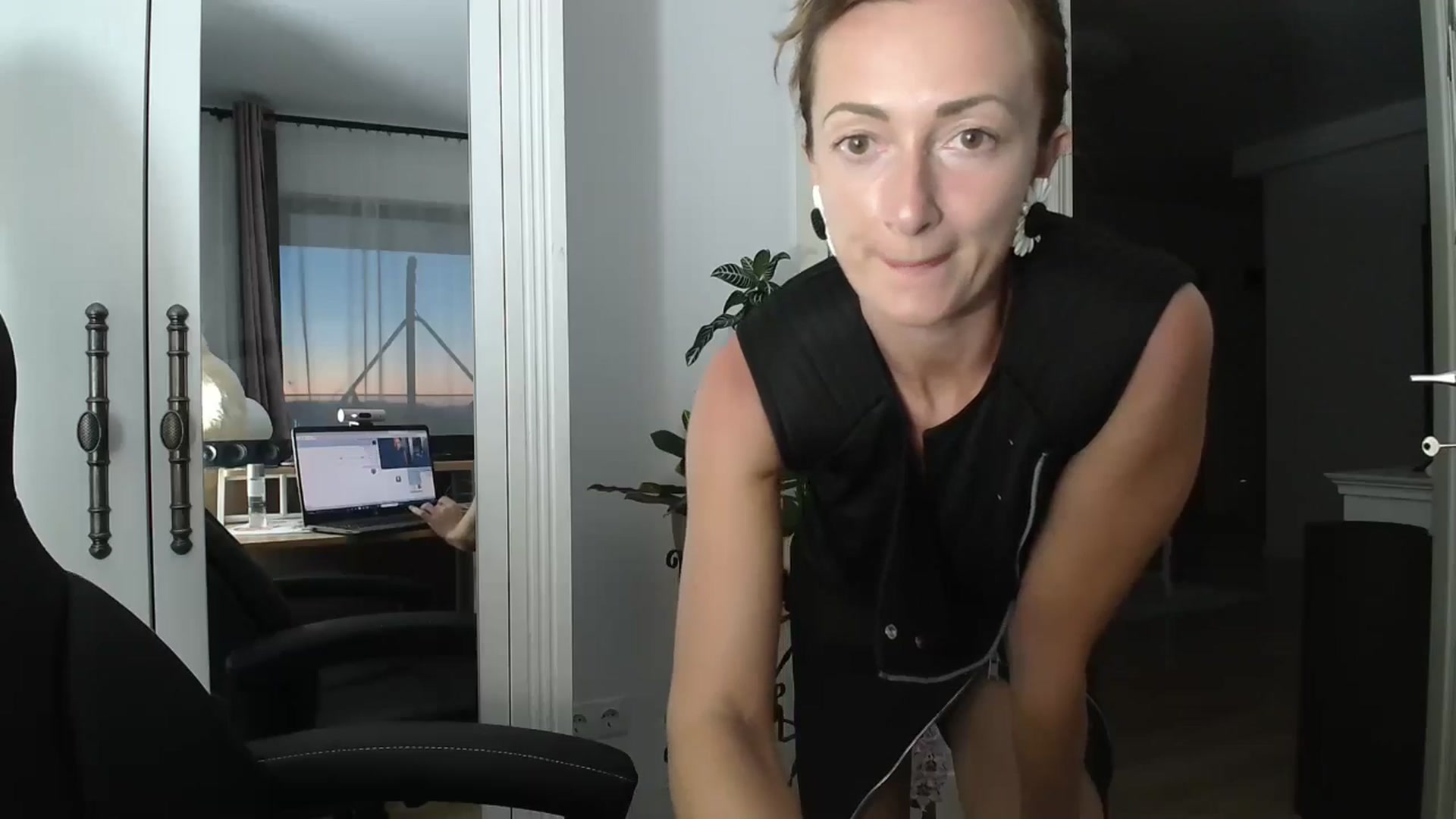 Gallery image thumbnail from AryaS's myfreecams stream on, 08/11/2024, 18:32 image 6 of 20