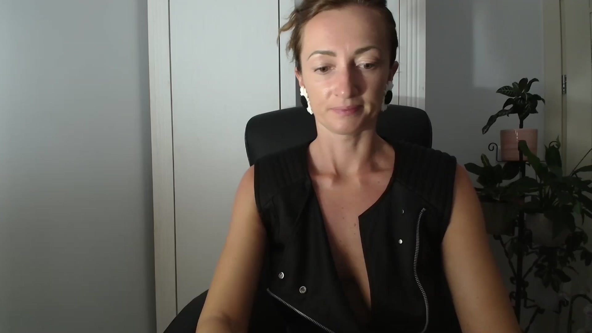 Gallery image thumbnail from AryaS's myfreecams stream on, 08/11/2024, 18:32 image 1 of 20