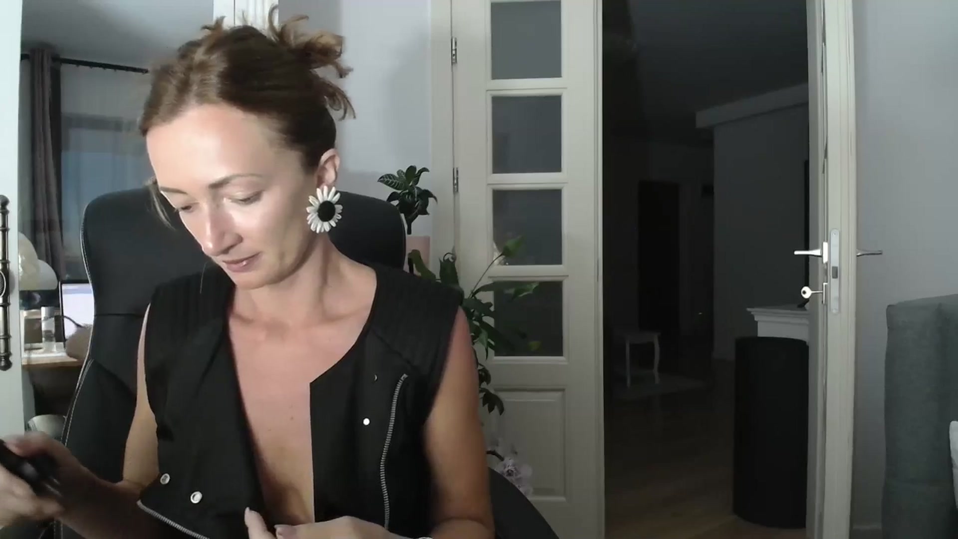 Gallery image thumbnail from AryaS's myfreecams stream on, 08/11/2024, 18:32 image 17 of 20
