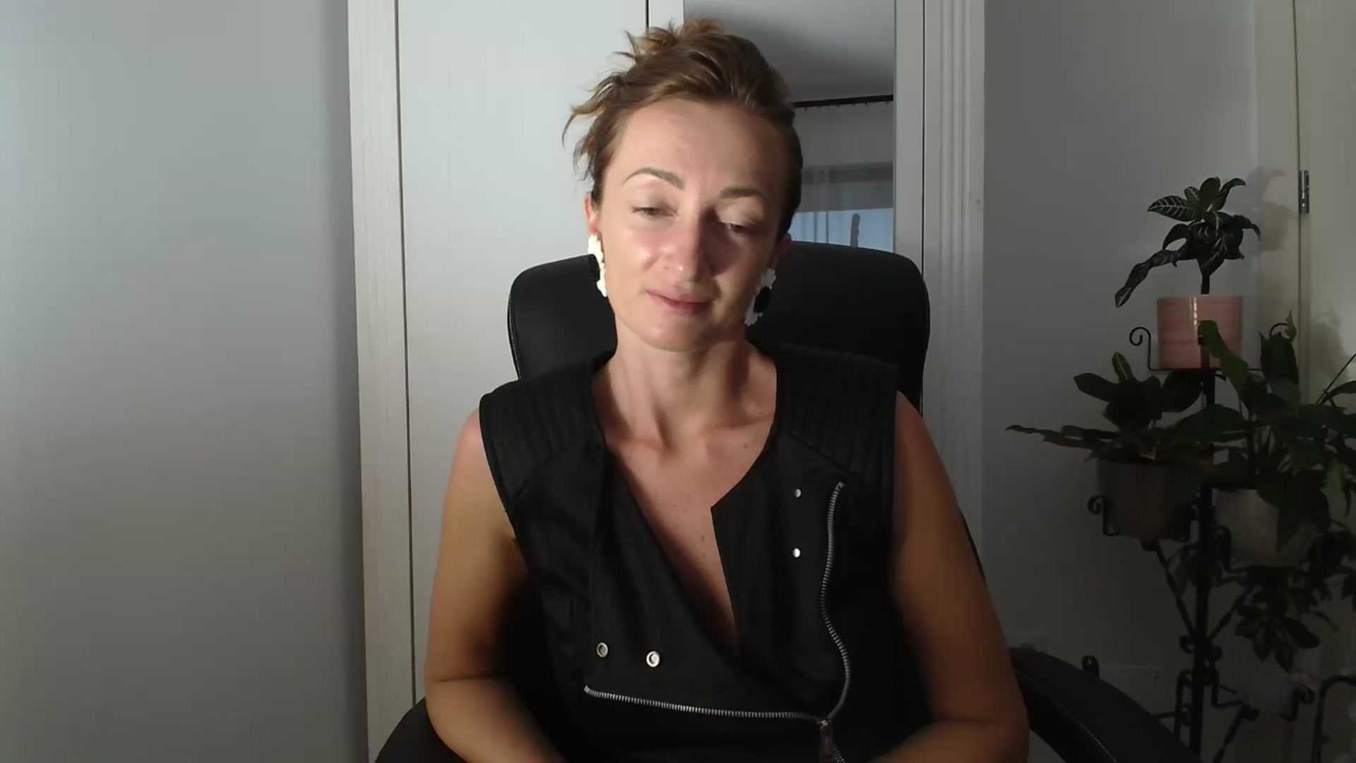Gallery image thumbnail from AryaS's myfreecams stream on, 08/11/2024, 18:32 image 3 of 20