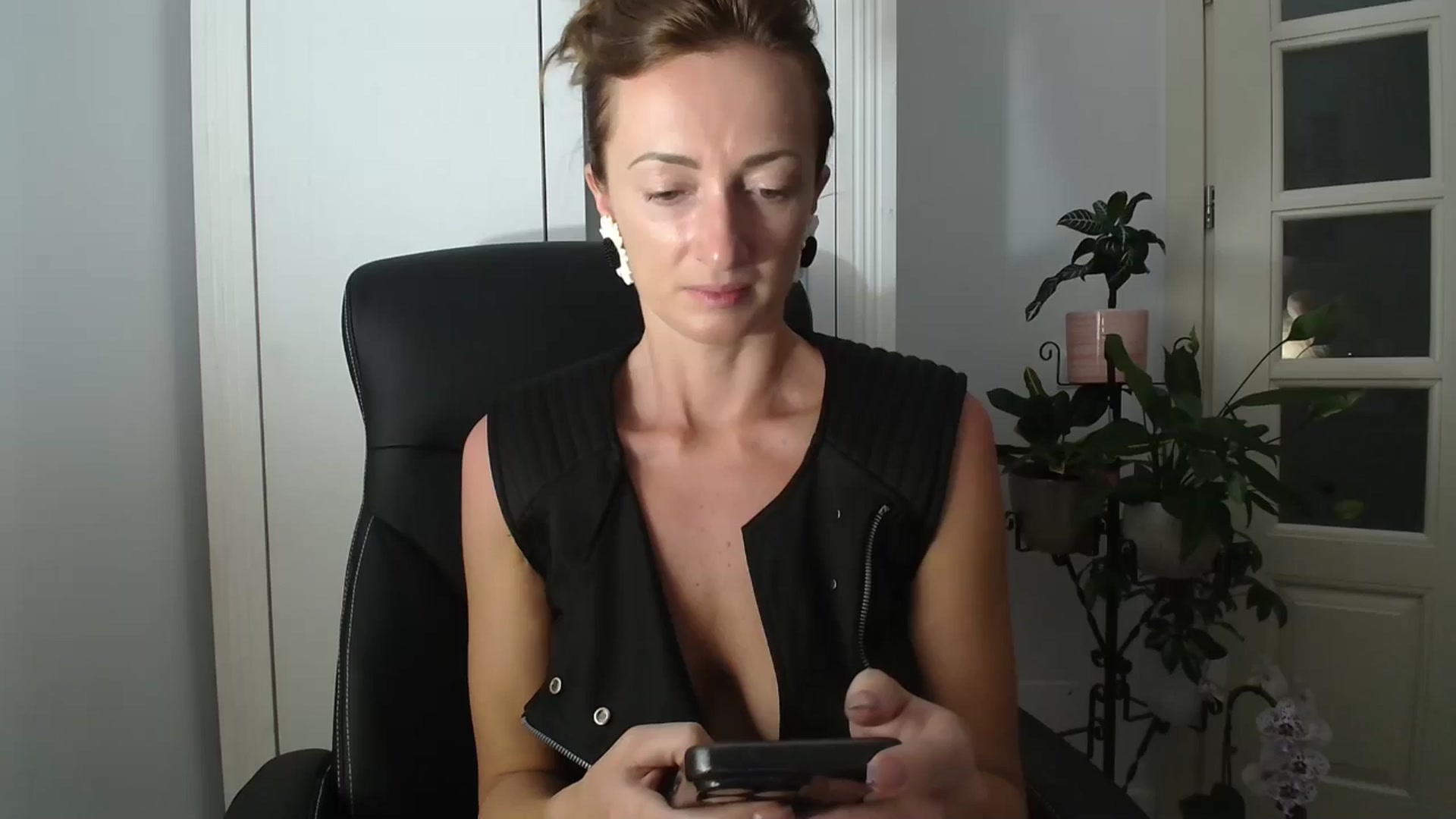 Gallery image thumbnail from AryaS's myfreecams stream on, 08/11/2024, 18:32 image 11 of 20