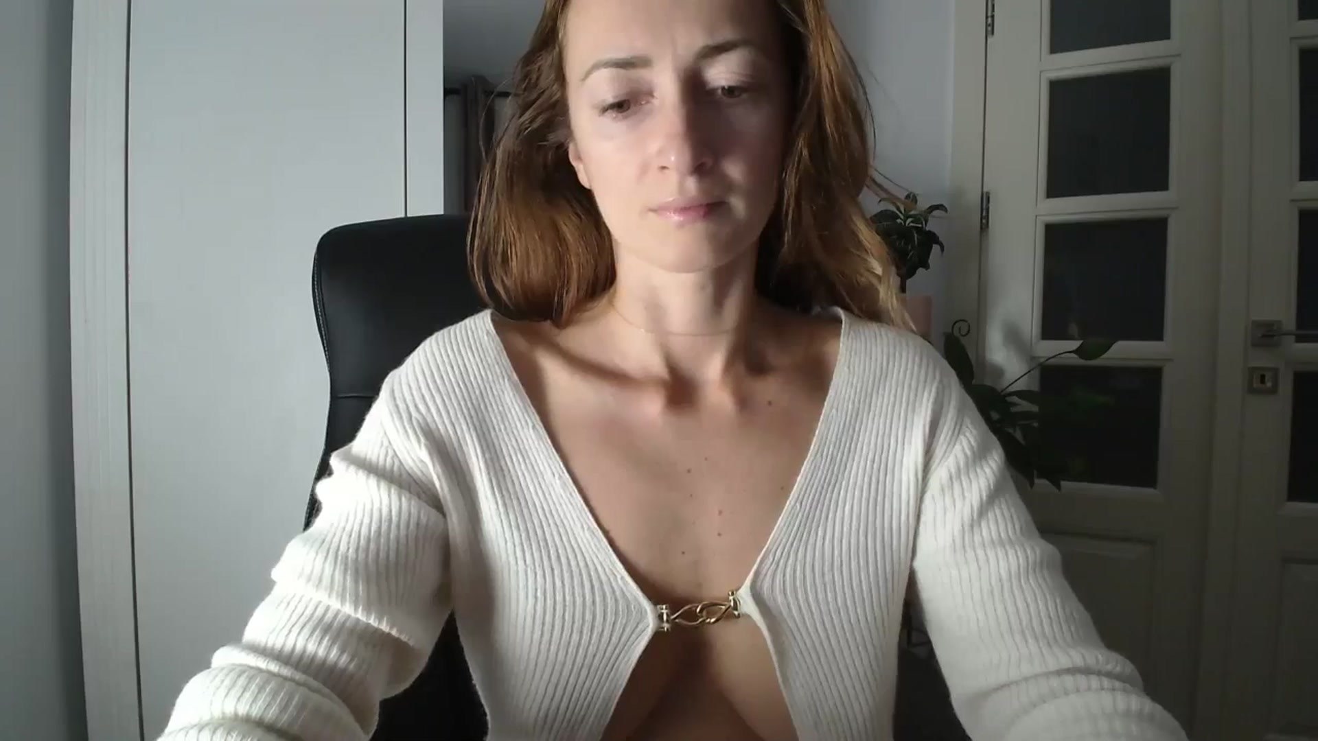 Gallery image thumbnail from AryaS's myfreecams stream on, 10/02/2024, 17:35 image 19 of 20