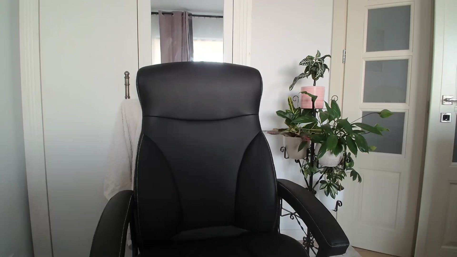 Gallery image thumbnail from AryaS's myfreecams stream on, 10/20/2024, 15:35 image 8 of 20