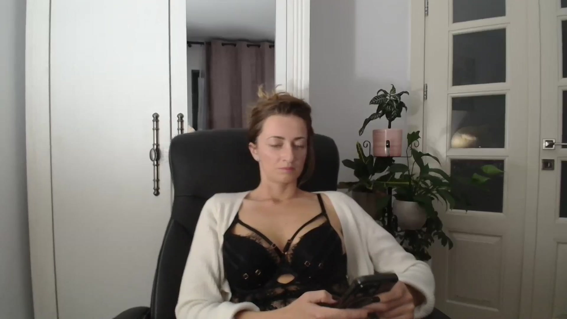 Gallery image thumbnail from AryaS's myfreecams stream on, 11/02/2024, 17:10 image 20 of 20