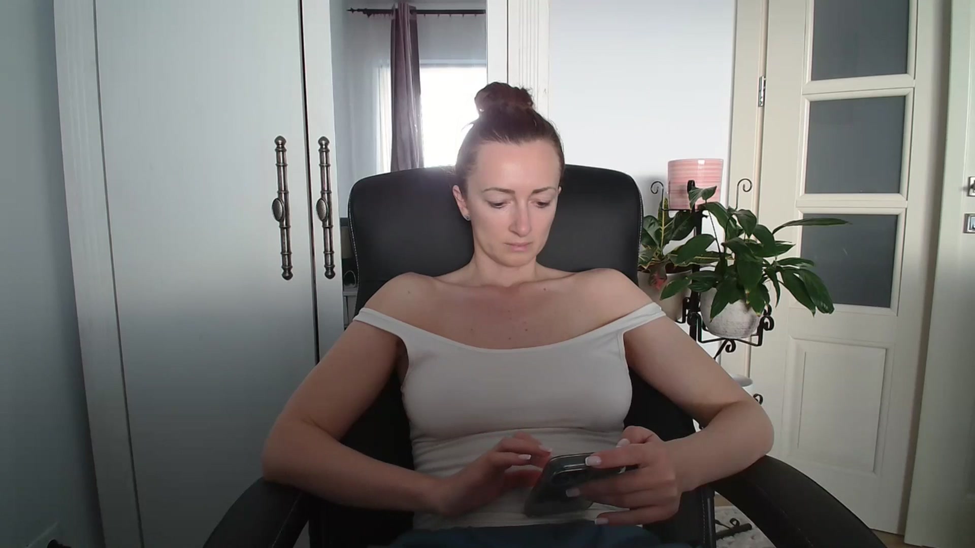 Gallery image thumbnail from AryaS's myfreecams stream on, 03/31/2025, 16:05 image 9 of 20
