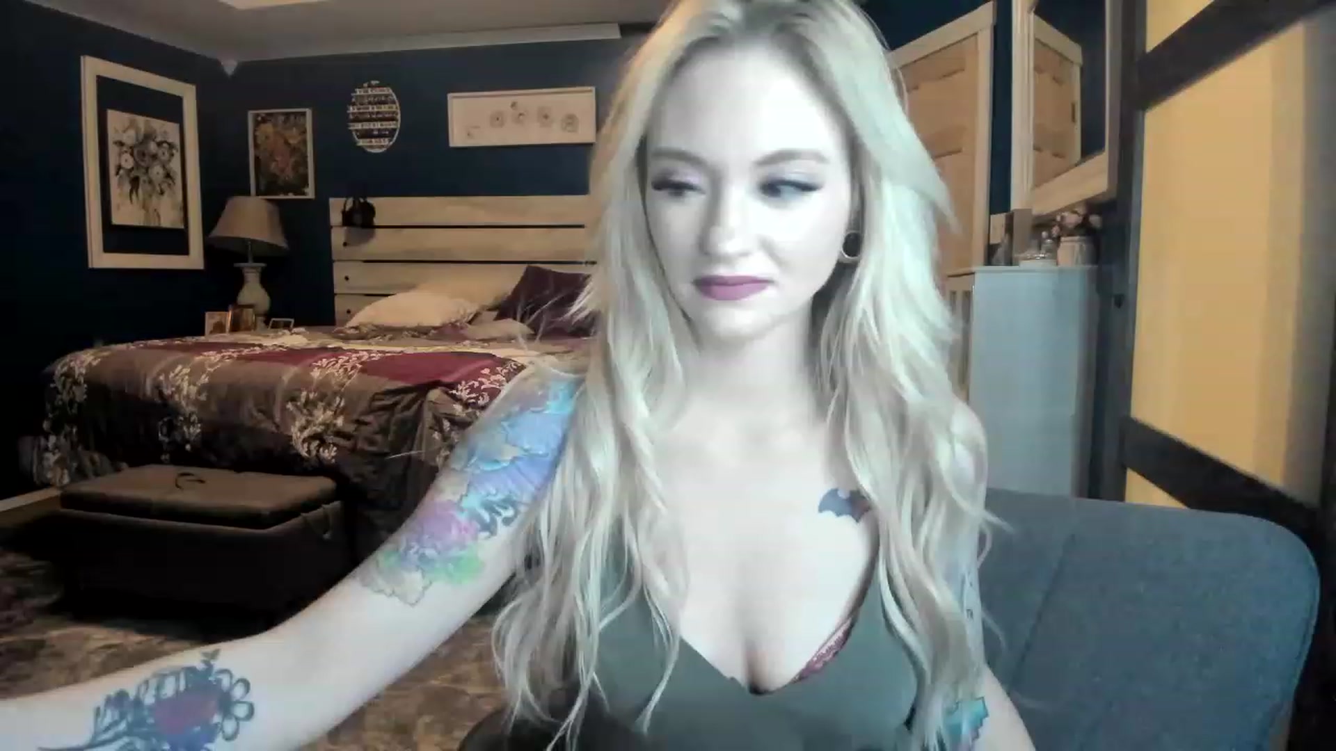Gallery image thumbnail from AshSapphire's myfreecams stream on, 11/19/2022, 06:16 image 1 of 20