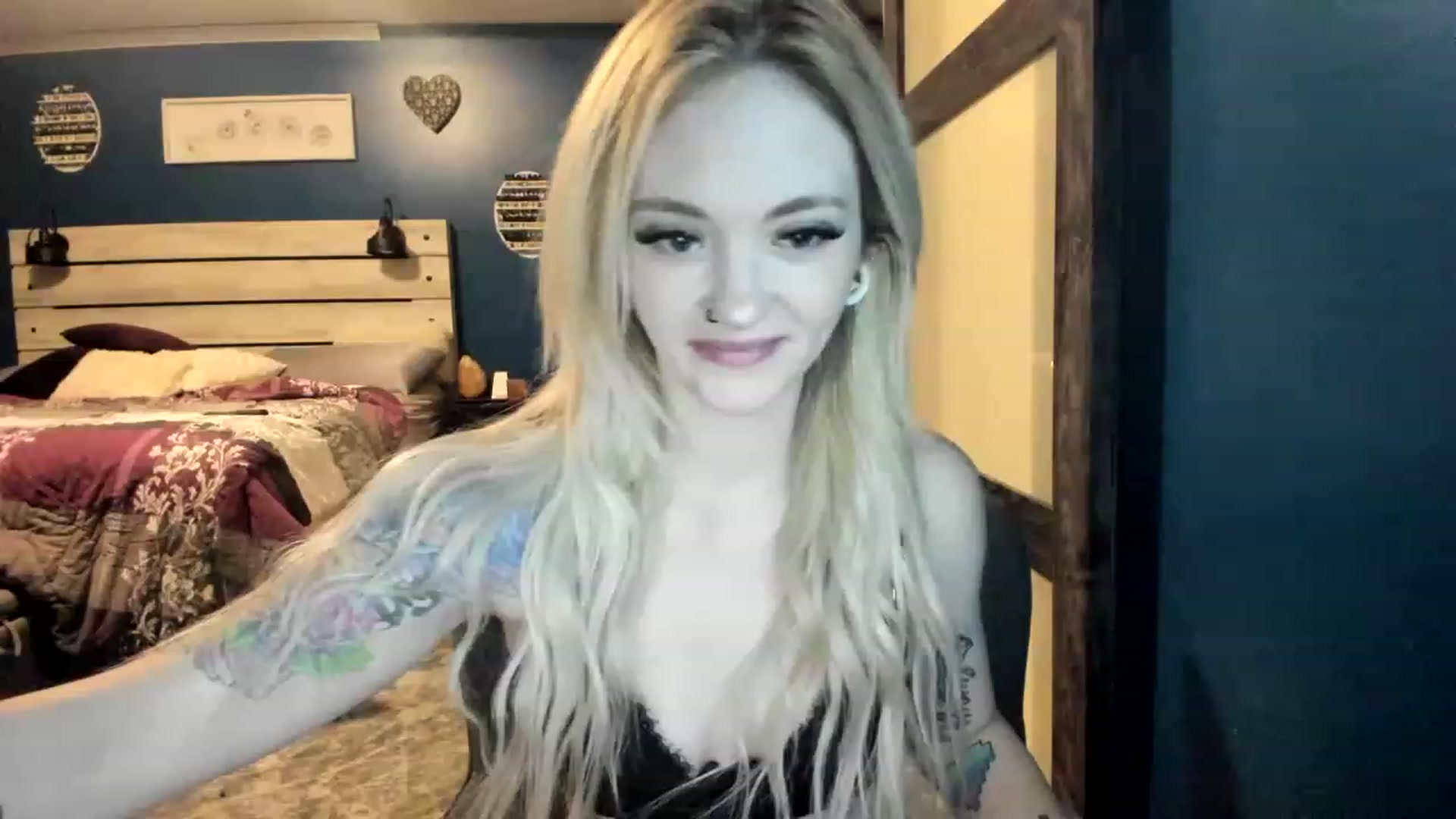 Gallery image thumbnail from AshSapphire's myfreecams stream on, 11/21/2022, 08:27 image 2 of 20