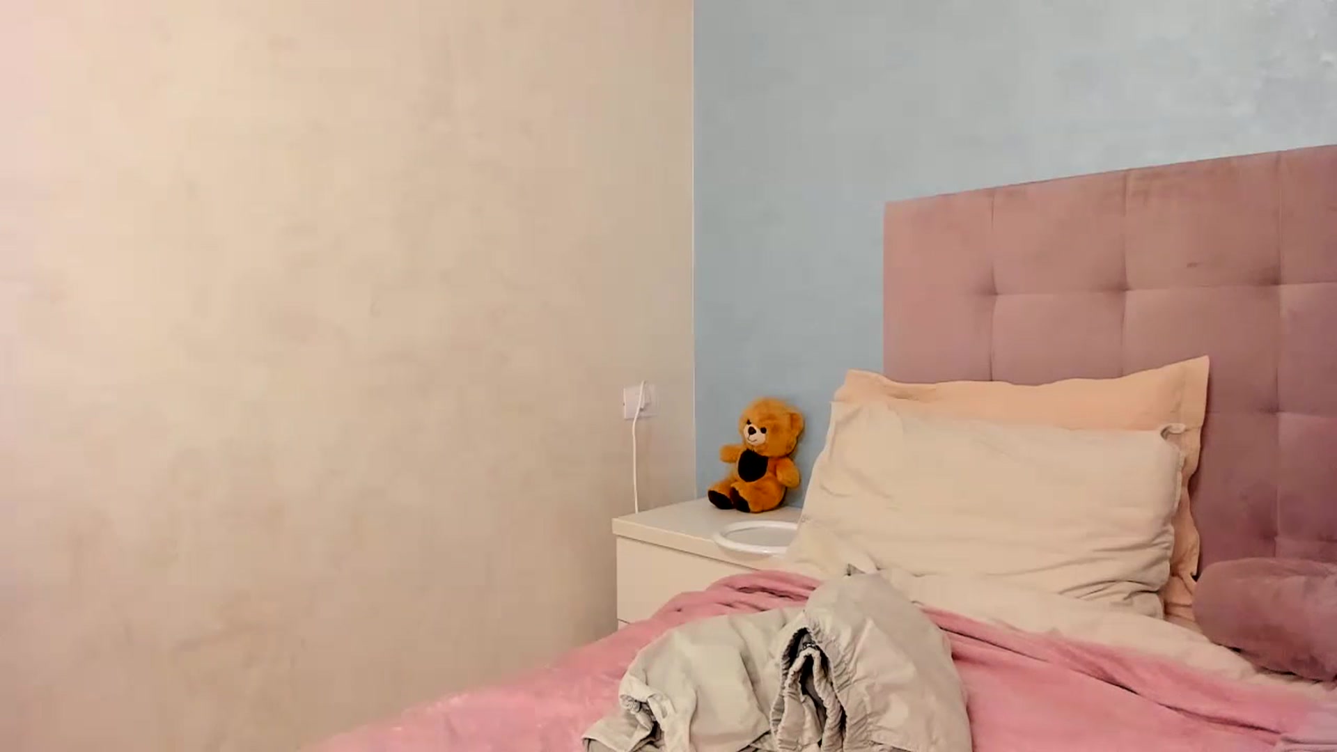 Gallery image thumbnail from AshYouNeed's myfreecams stream on, 03/26/2024, 19:10 image 19 of 20