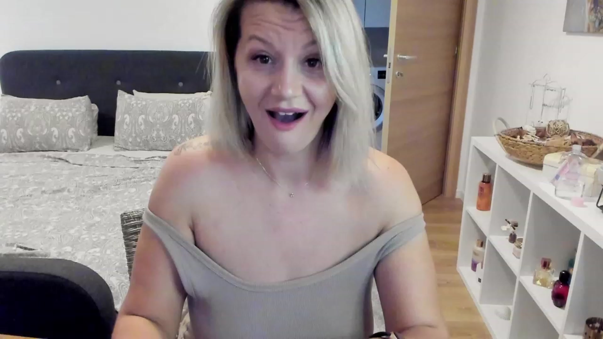 Gallery image thumbnail from Ashe_Silver's myfreecams stream on, 08/21/2023, 15:35 image 8 of 20