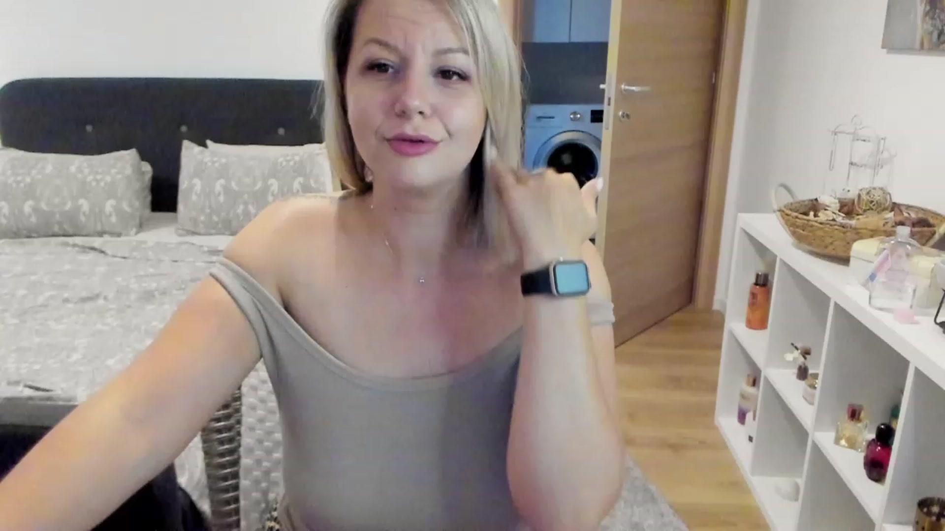 Gallery image thumbnail from Ashe_Silver's myfreecams stream on, 08/21/2023, 15:35 image 9 of 20