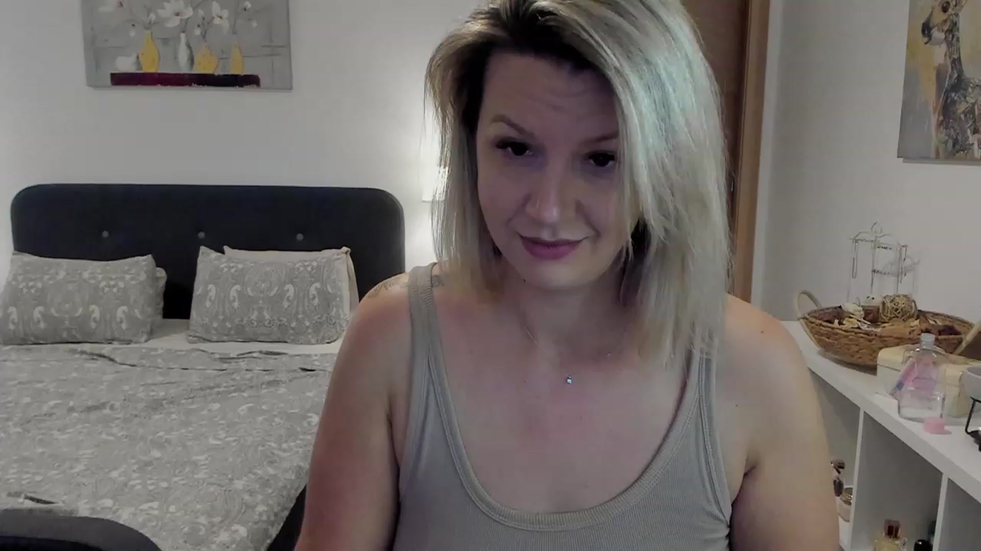 Gallery image thumbnail from Ashe_Silver's myfreecams stream on, 08/21/2023, 15:35 image 2 of 20