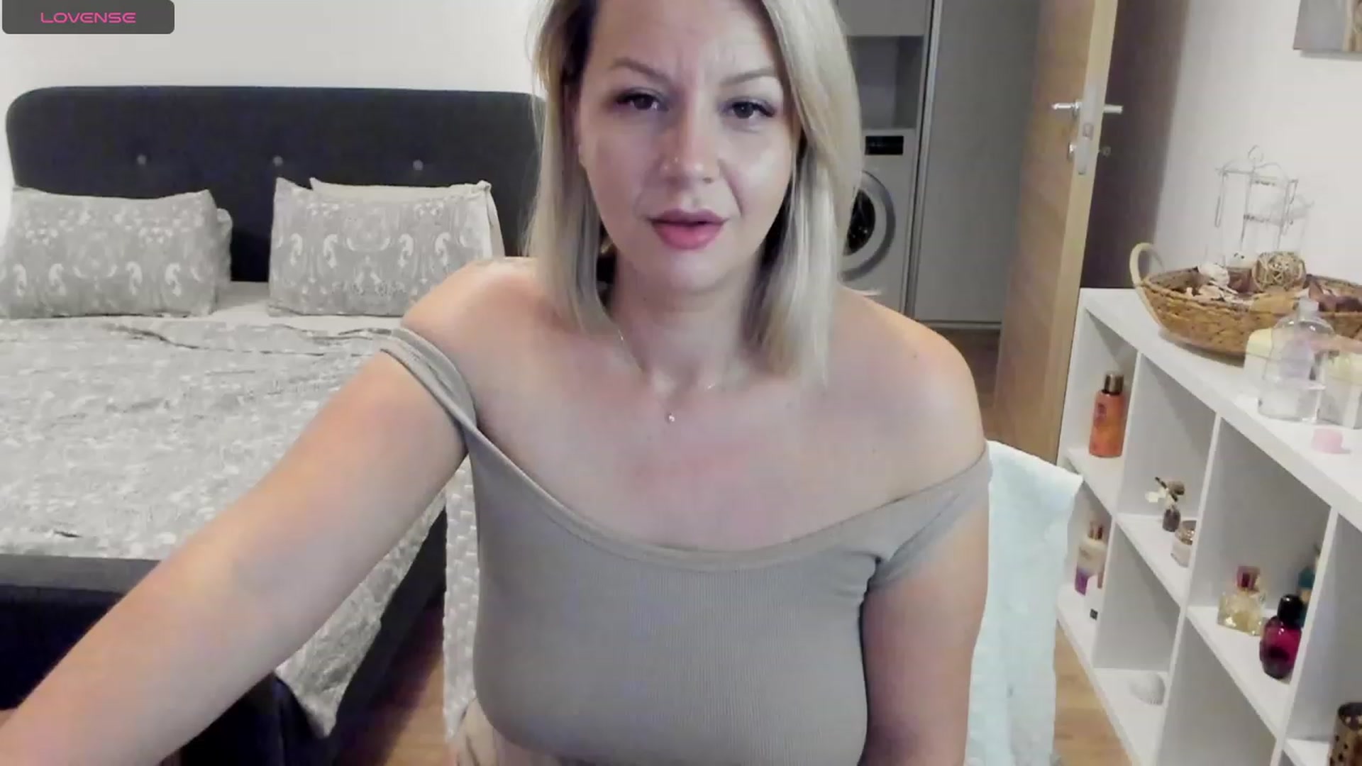 Gallery image thumbnail from Ashe_Silver's myfreecams stream on, 08/21/2023, 18:21 image 5 of 20