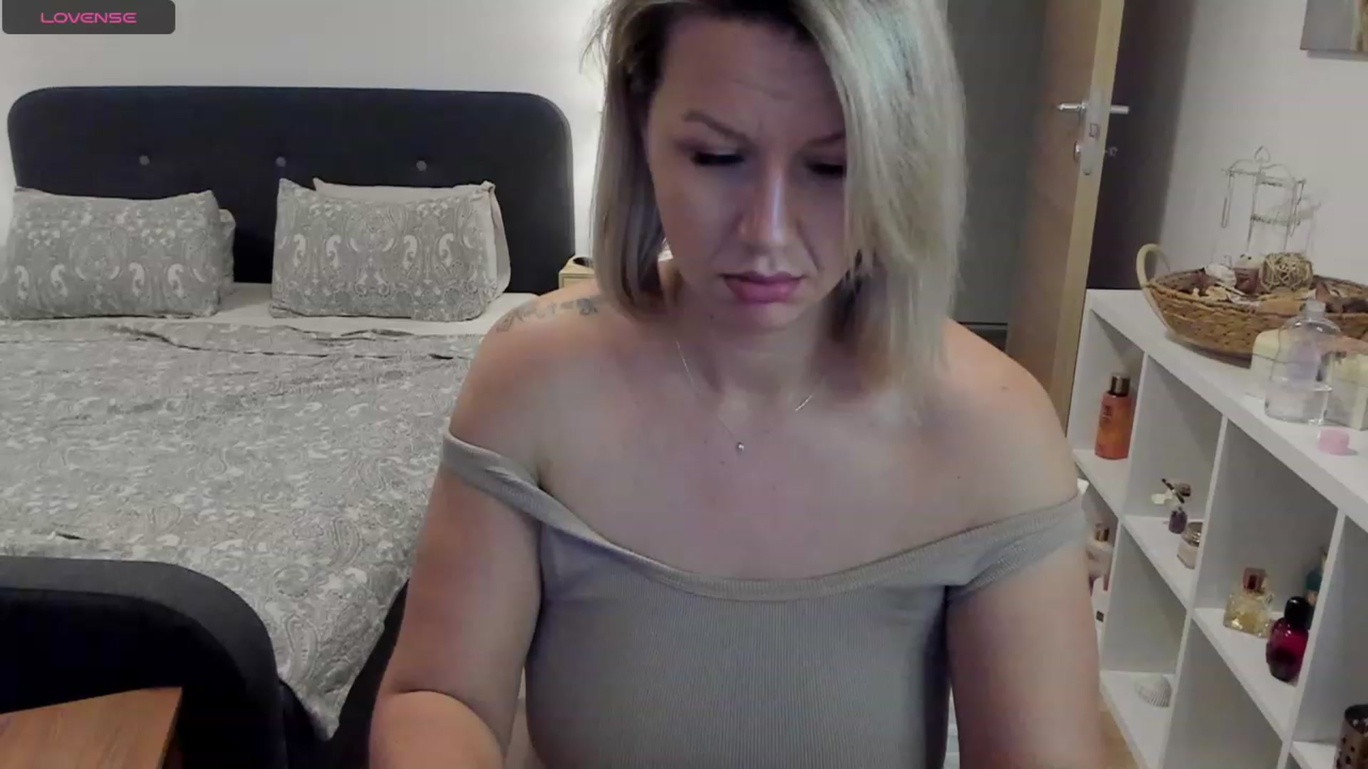 Gallery image thumbnail from Ashe_Silver's myfreecams stream on, 08/21/2023, 18:21 image 6 of 20
