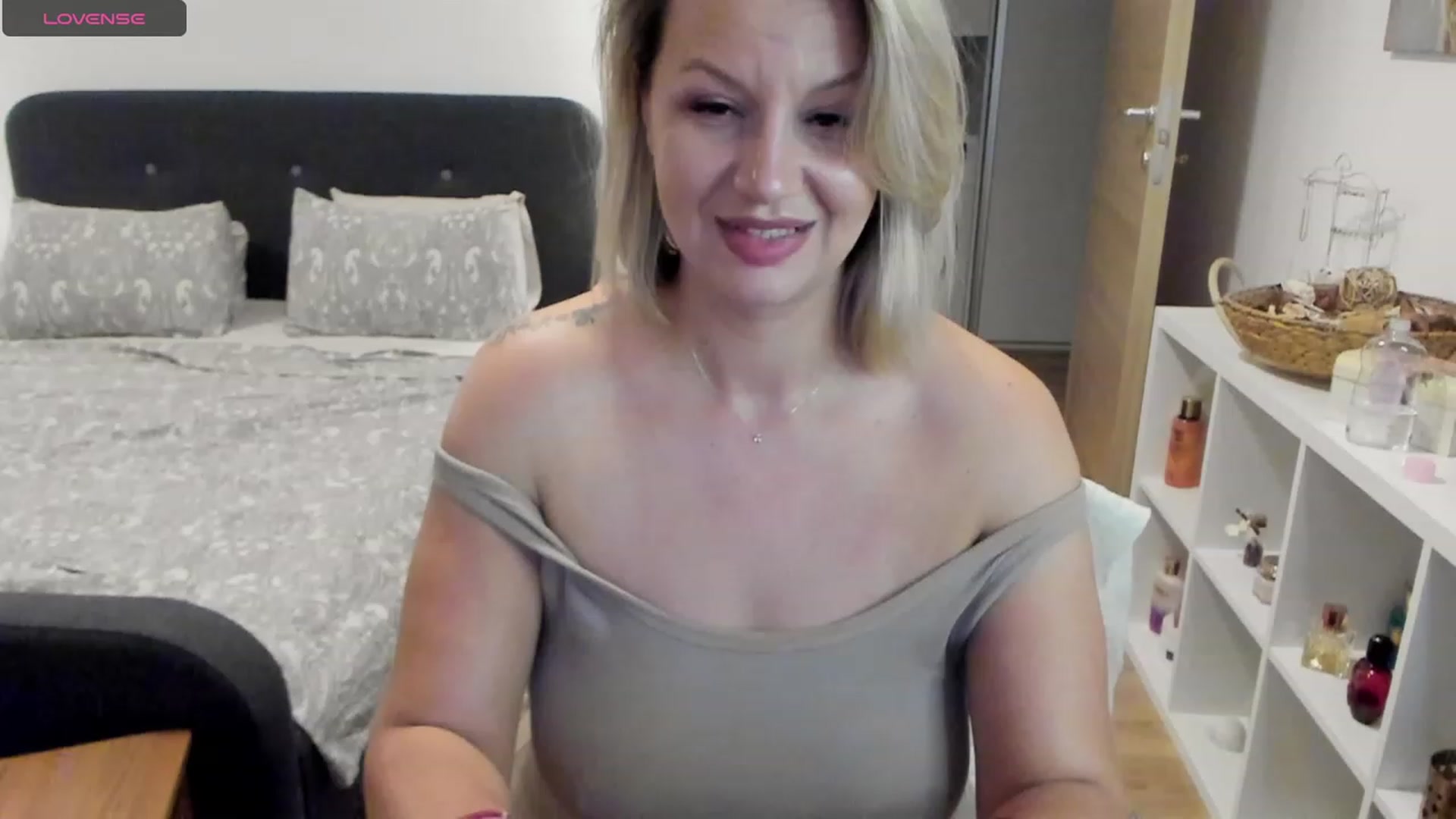 Gallery image thumbnail from Ashe_Silver's myfreecams stream on, 08/21/2023, 18:21 image 2 of 20