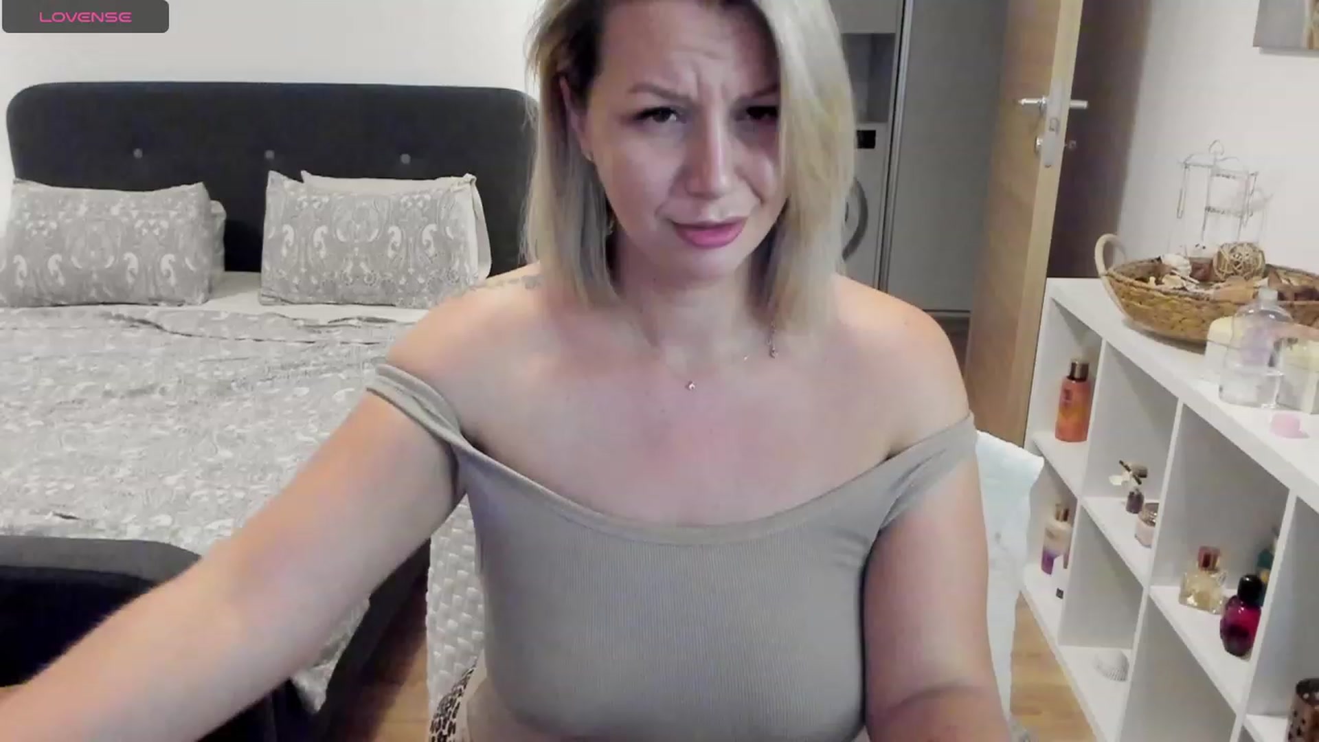 Gallery image thumbnail from Ashe_Silver's myfreecams stream on, 08/21/2023, 18:21 image 4 of 20