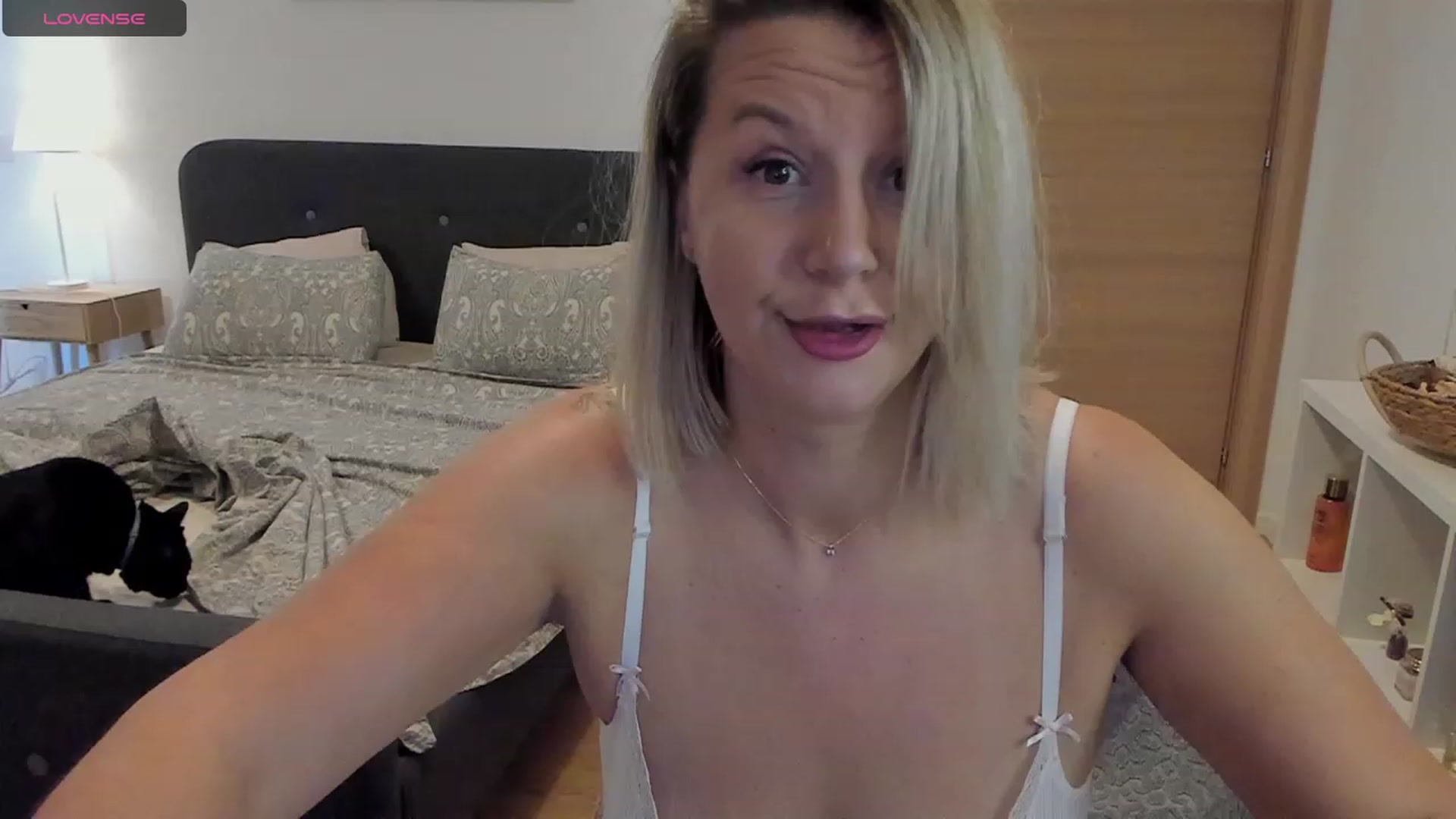 Gallery image thumbnail from Ashe_Silver's myfreecams stream on, 08/22/2023, 14:03 image 15 of 20