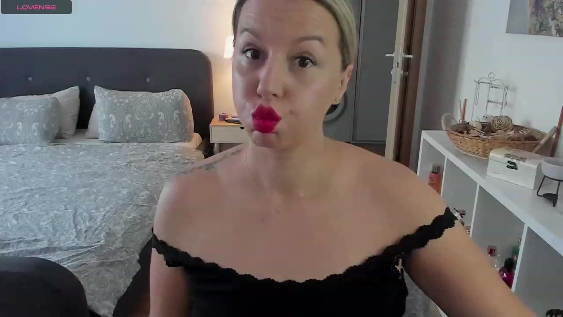 Gallery image thumbnail from Ashe_Silver's myfreecams stream on, 08/25/2023, 13:49 image 7 of 20