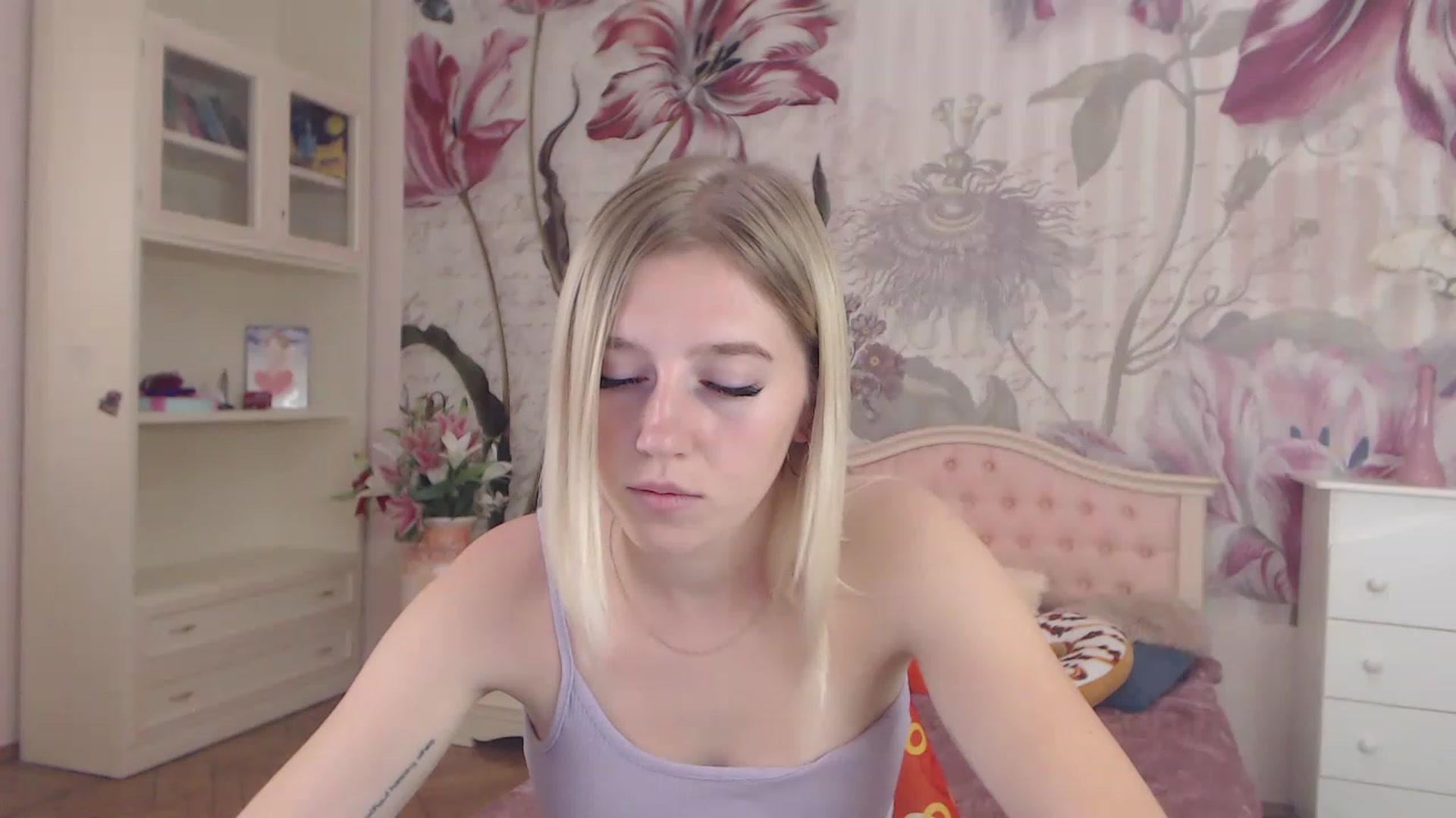 Gallery image thumbnail from AshleeSmit's myfreecams stream on, 08/29/2023, 08:55 image 4 of 20