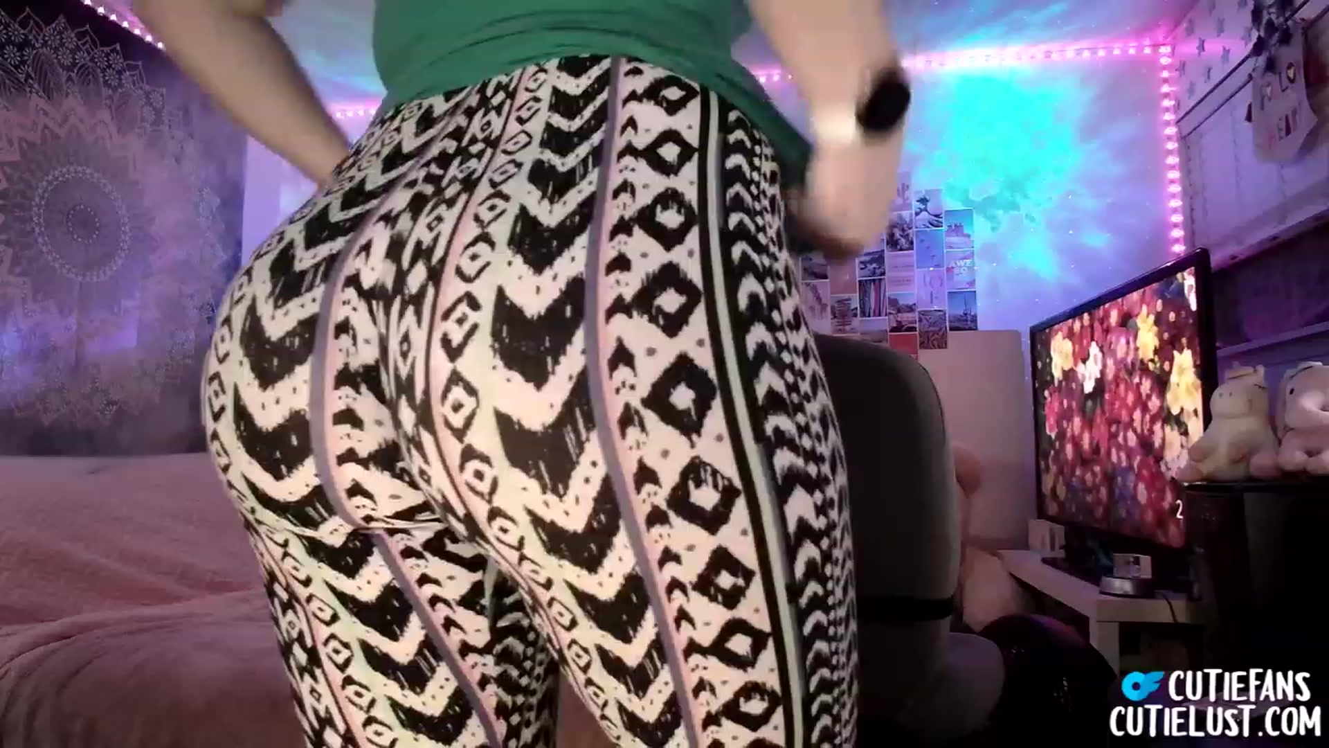 Gallery image thumbnail from Ashley's myfreecams stream on, 03/18/2023, 06:28 image 15 of 20