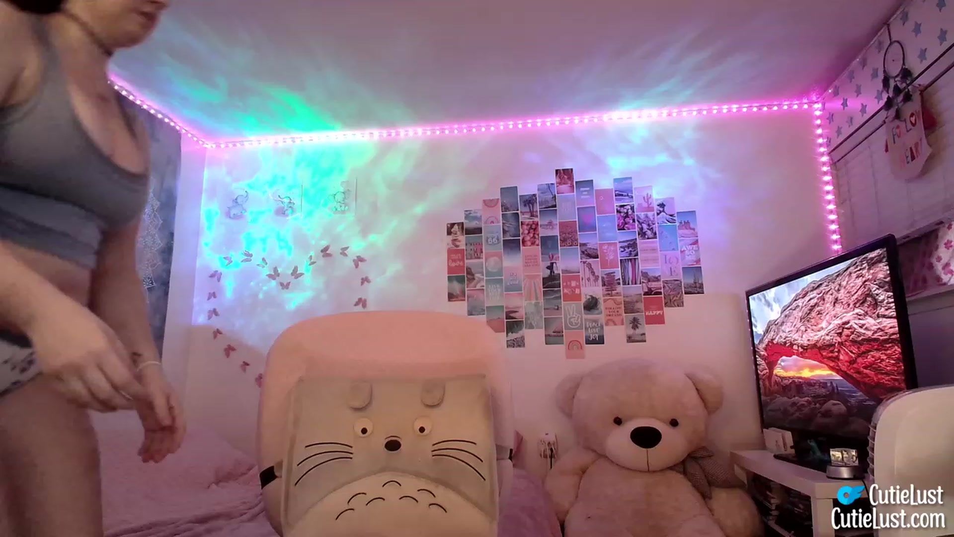 Gallery image thumbnail from Ashley's myfreecams stream on, 08/26/2023, 21:22 image 10 of 20