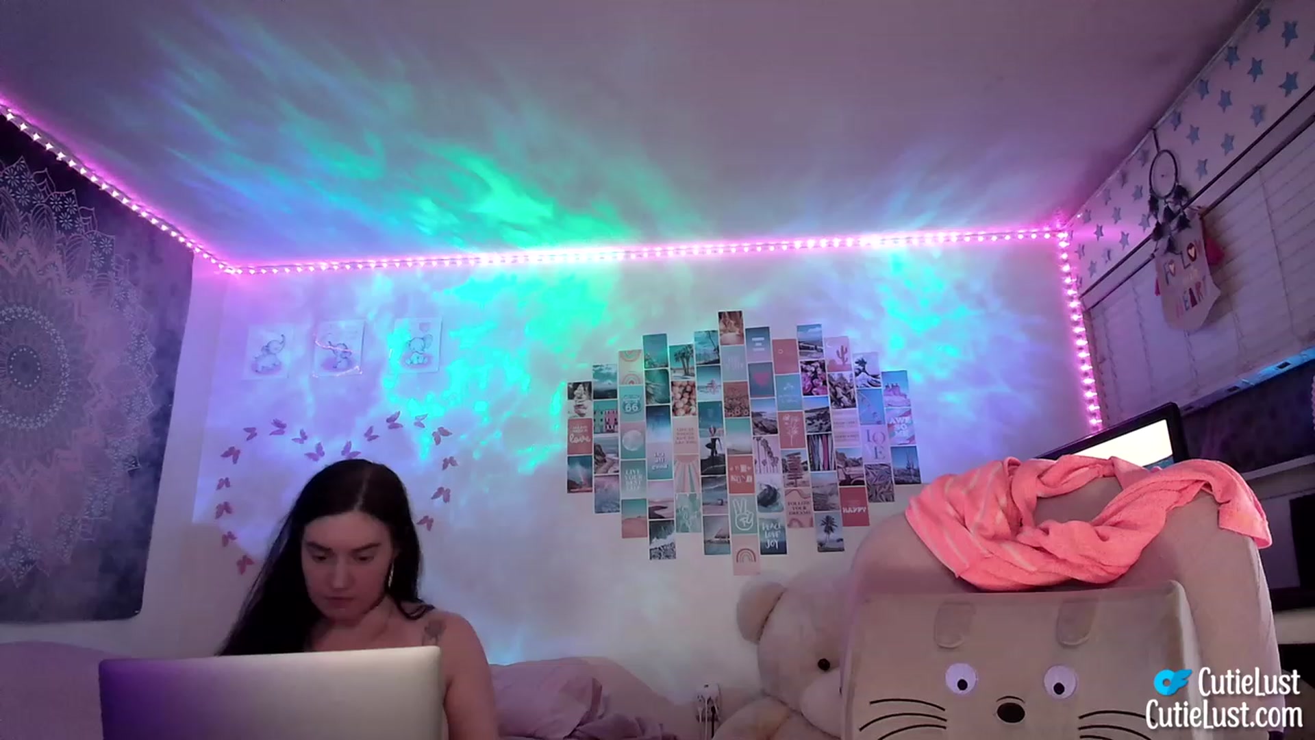 Gallery image thumbnail from Ashley's myfreecams stream on, 08/27/2023, 24:49 image 20 of 20