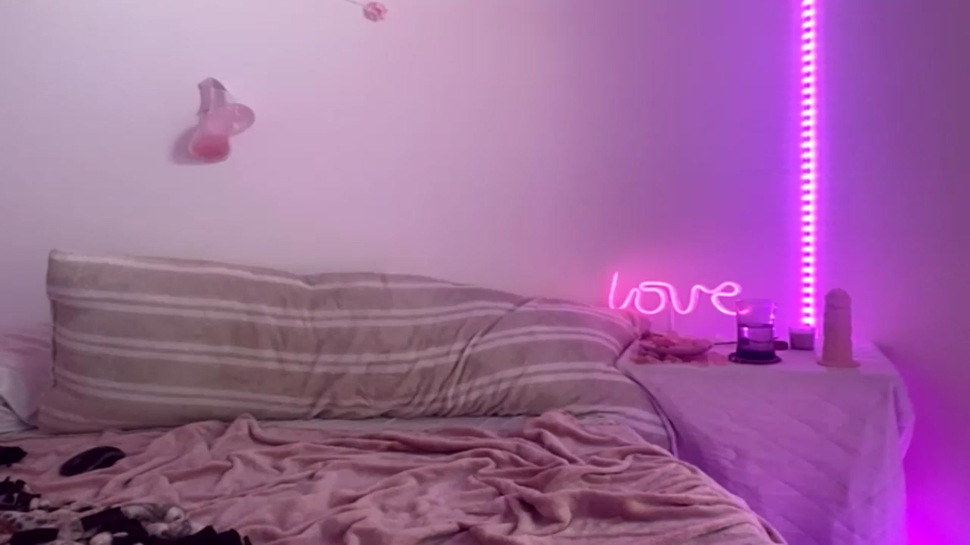 Gallery image thumbnail from Ashley1844's myfreecams stream on, 11/29/2022, 12:56 image 15 of 20