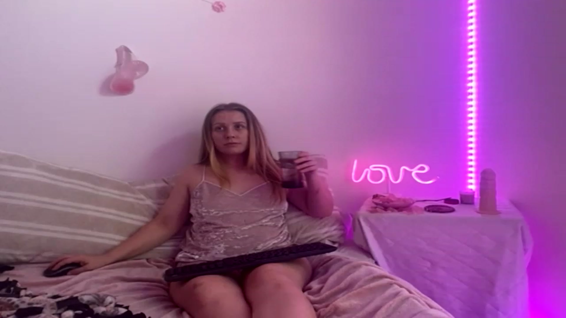 Gallery image thumbnail from Ashley1844's myfreecams stream on, 11/29/2022, 12:56 image 19 of 20