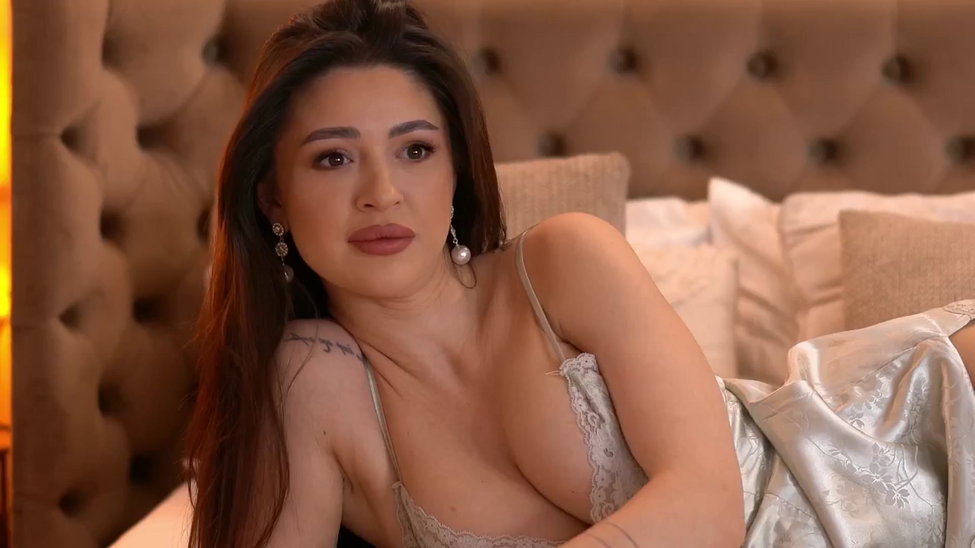 Gallery image thumbnail from AshleyBae's myfreecams stream on, 04/25/2025, 07:44 image 9 of 20